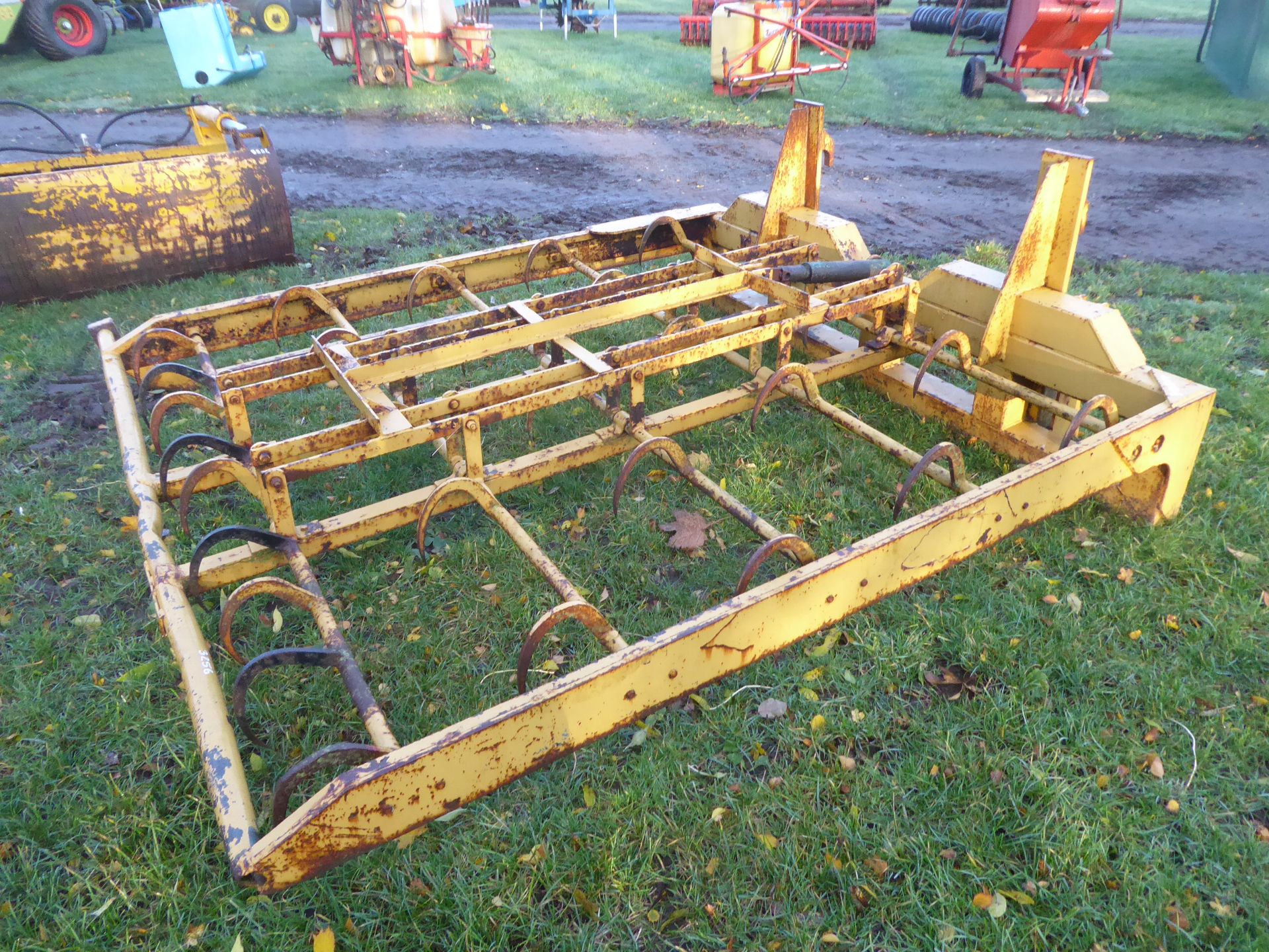 Flat 8 bale grab with JCB brackets - Image 2 of 2