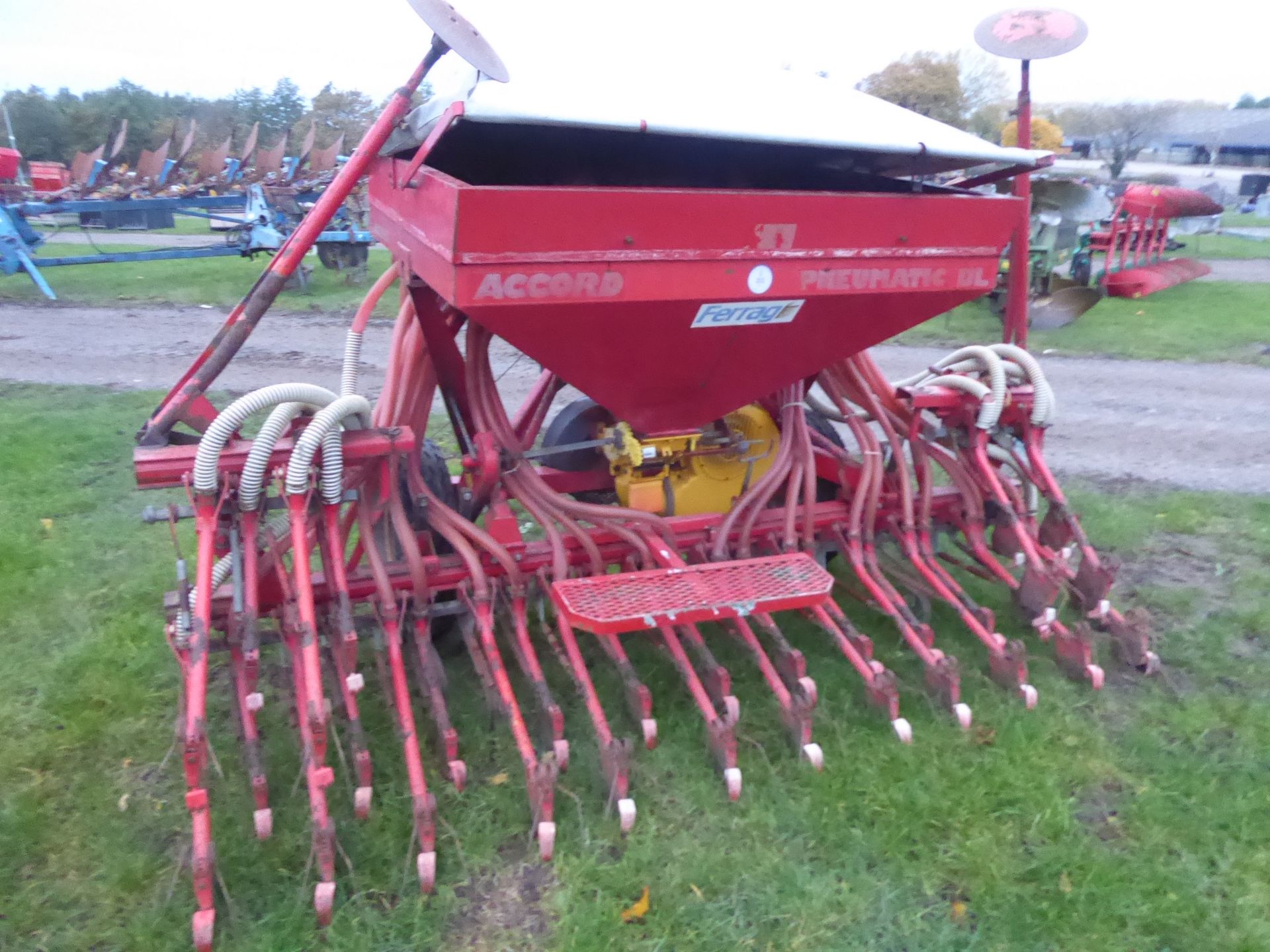 Accord 4m seed drill - Image 2 of 3