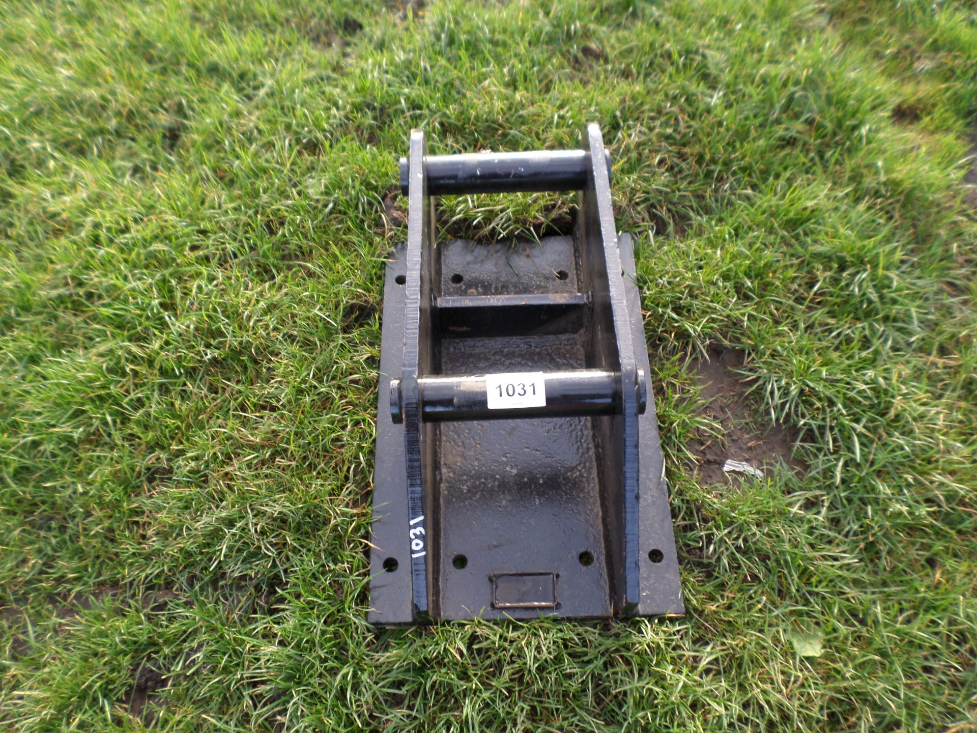 Excavator quick hitch attachment