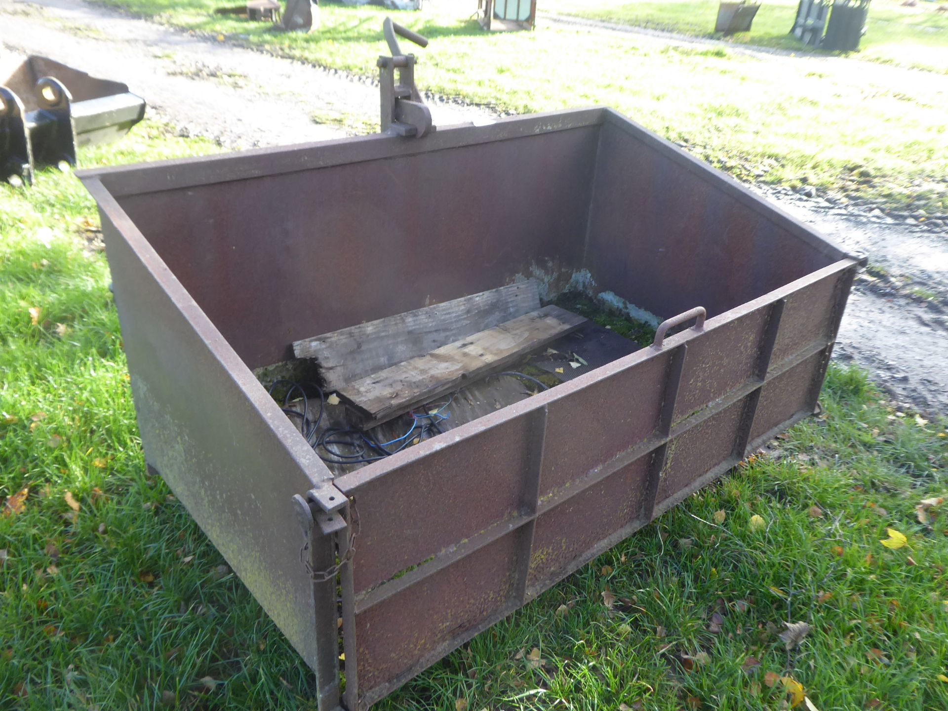 Tractor rear 3 point link transport box with tilt facility, all metal construction - Image 2 of 2