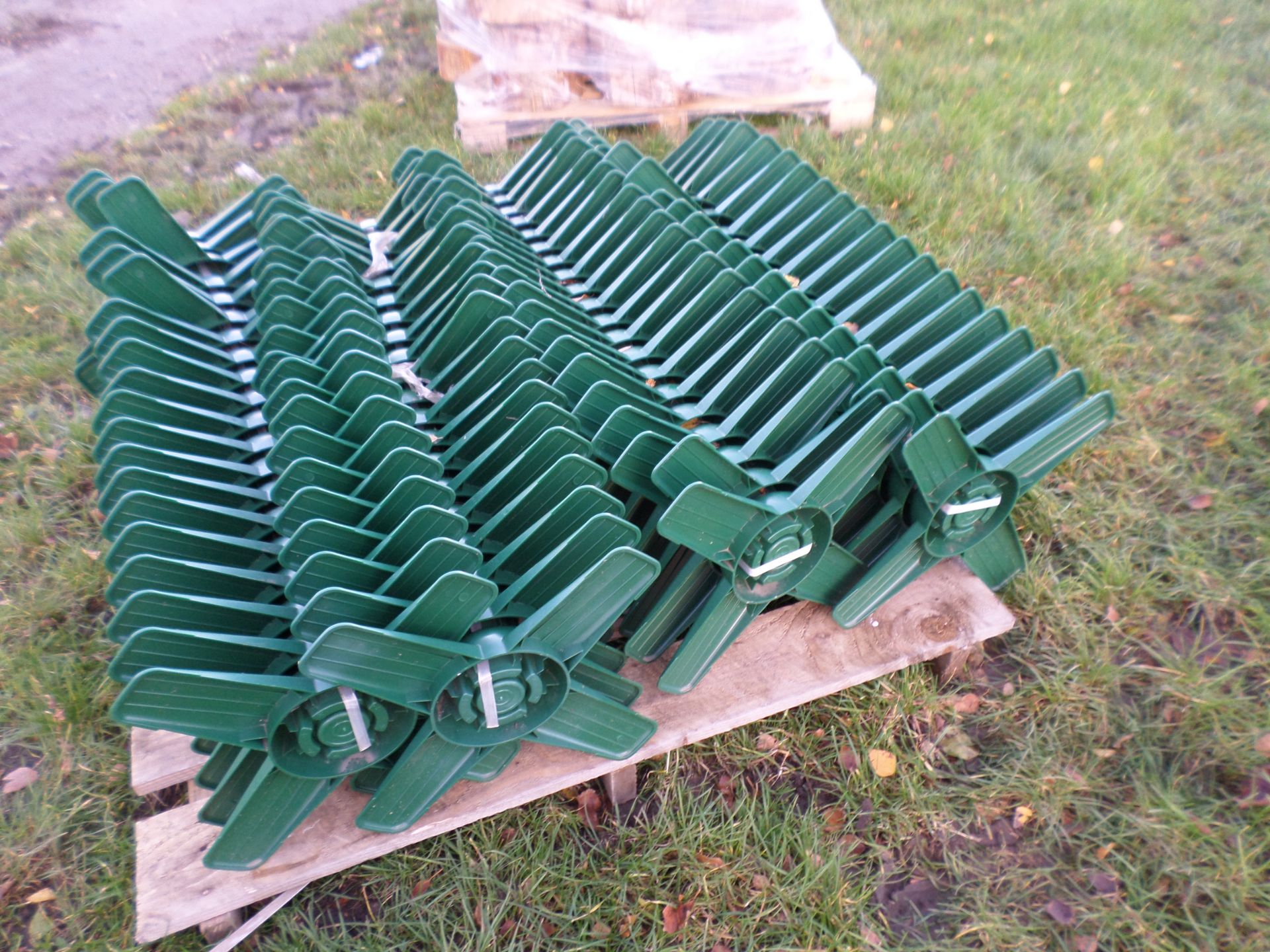 80 plastic Christmas tree stands NO VAT - Image 2 of 2