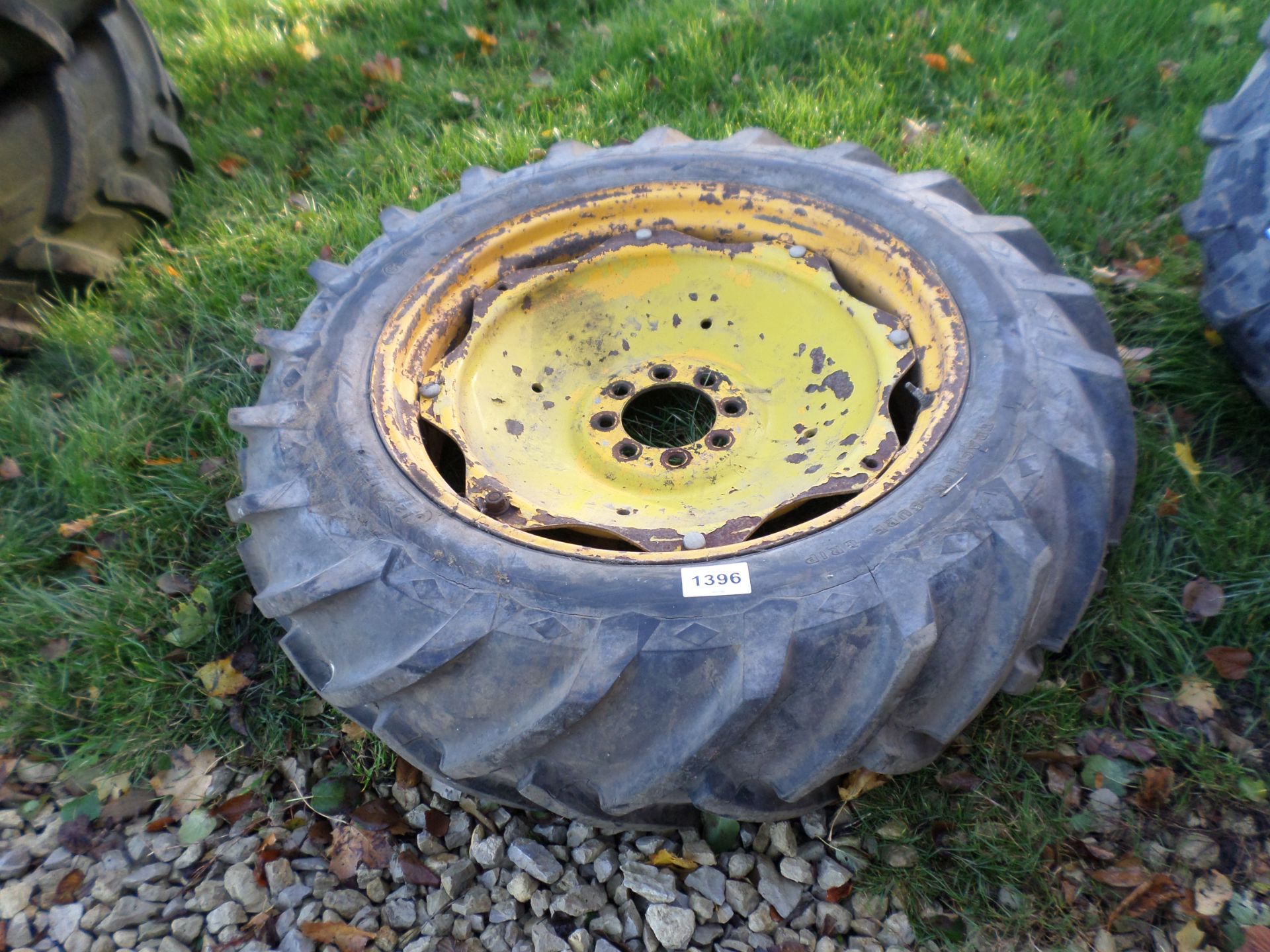 Tractor wheel/tyre 12.4/32