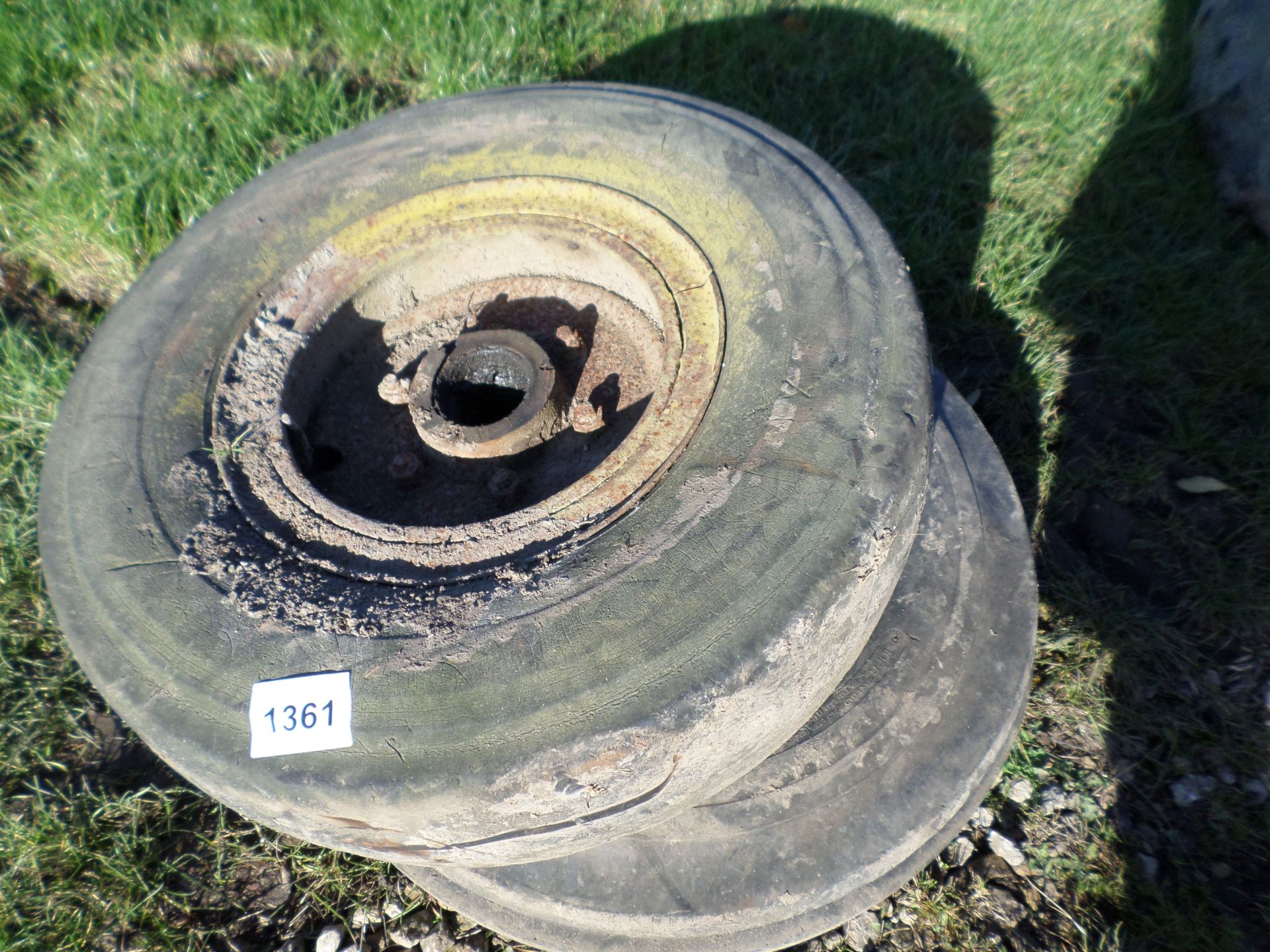 Pair JCB 3C front wheels and hub - Image 2 of 2