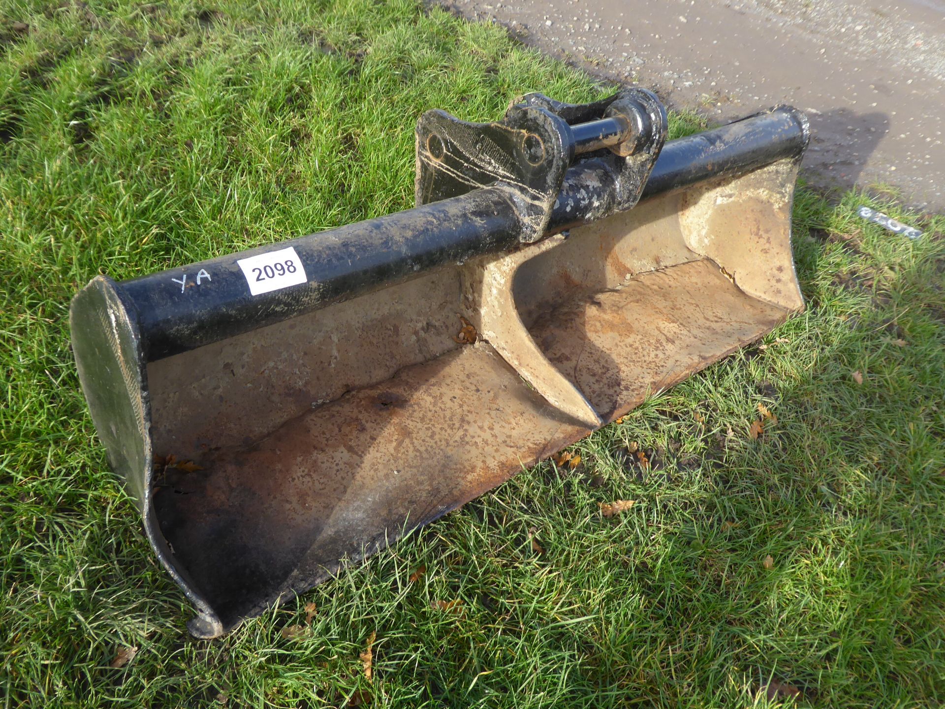 1.5m wide digger bucket on 5mm pins, quick hitch type