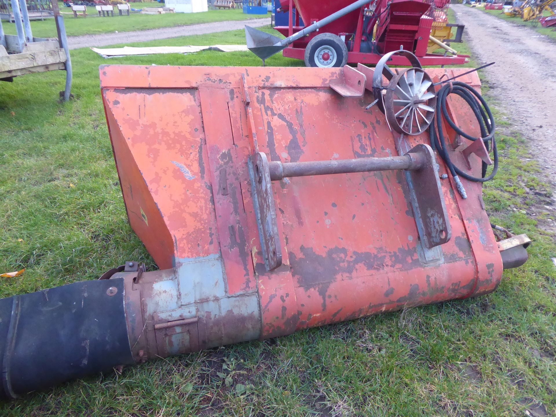 BOM feeder bucket with Manitou brackets - Image 2 of 2