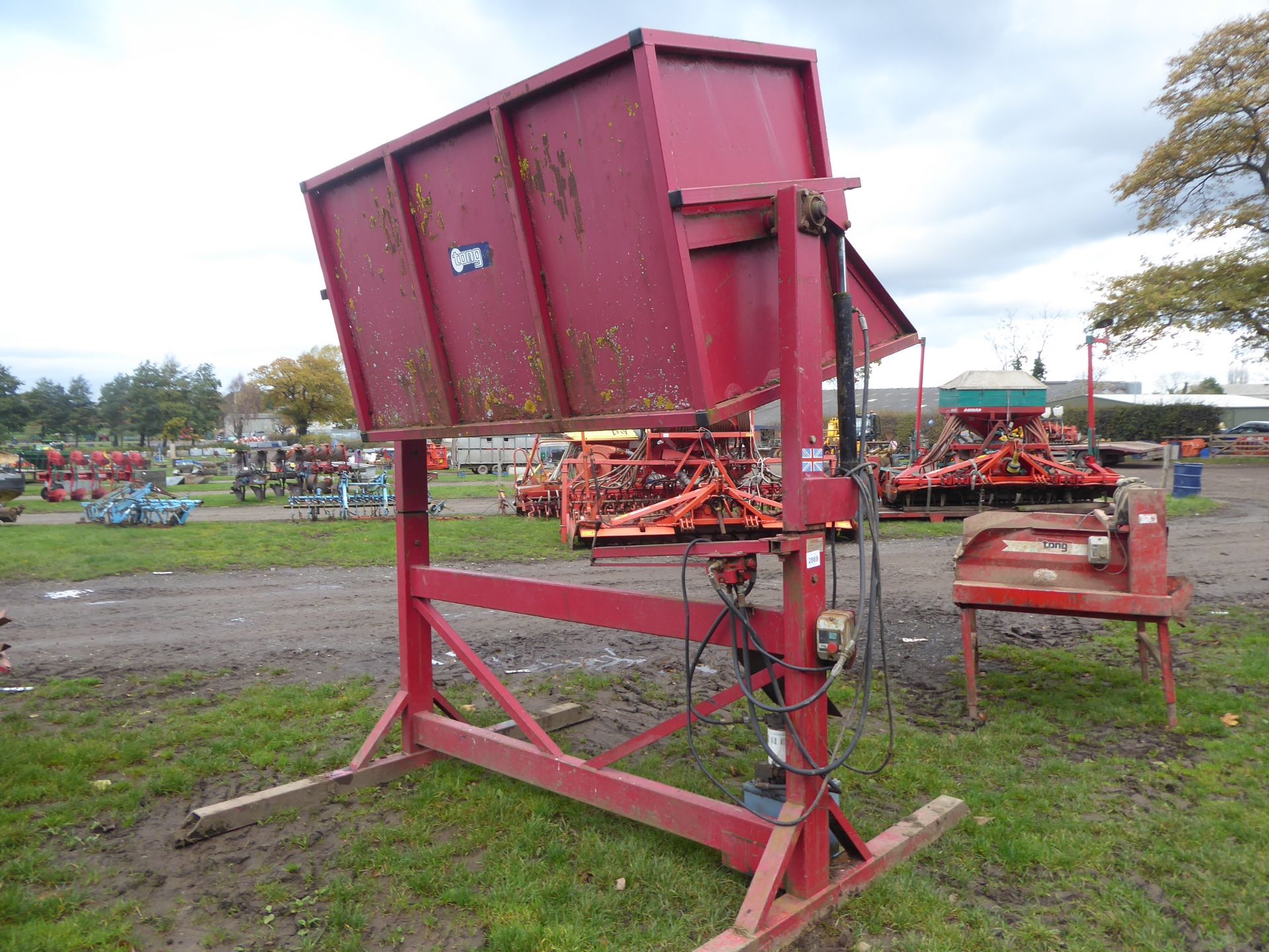 Tong 1T overhead potato box tippler, single phase, motor needs repair - Image 2 of 2