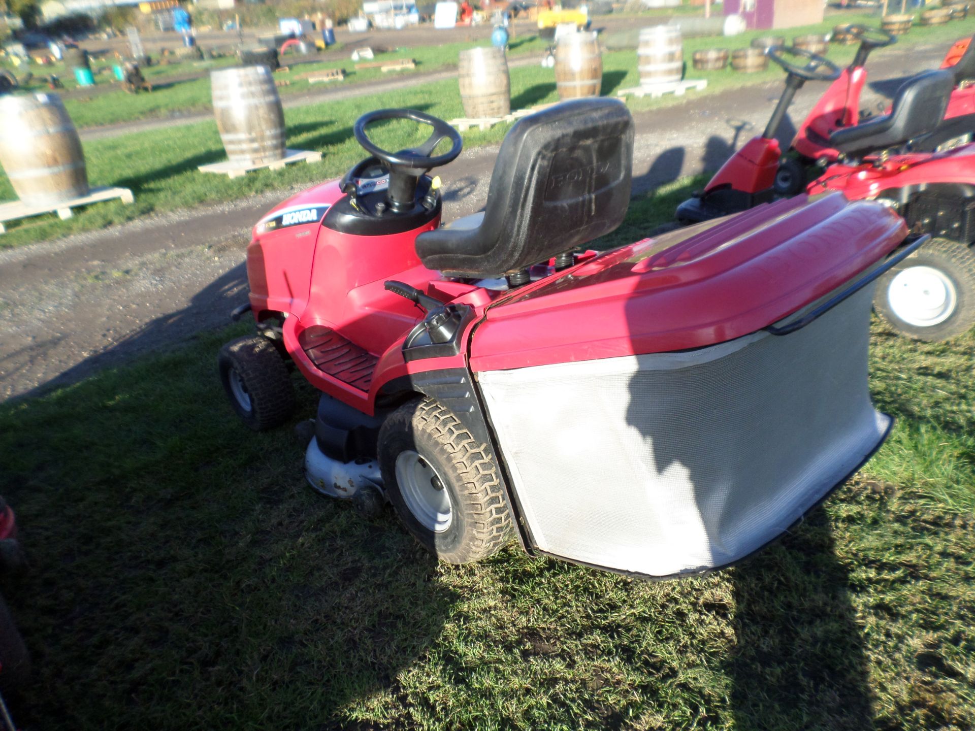 Honda 2417 V-twin 17HP hydrostatic drive ride on mower, 40" direct collect deck, electric tip - Image 3 of 3