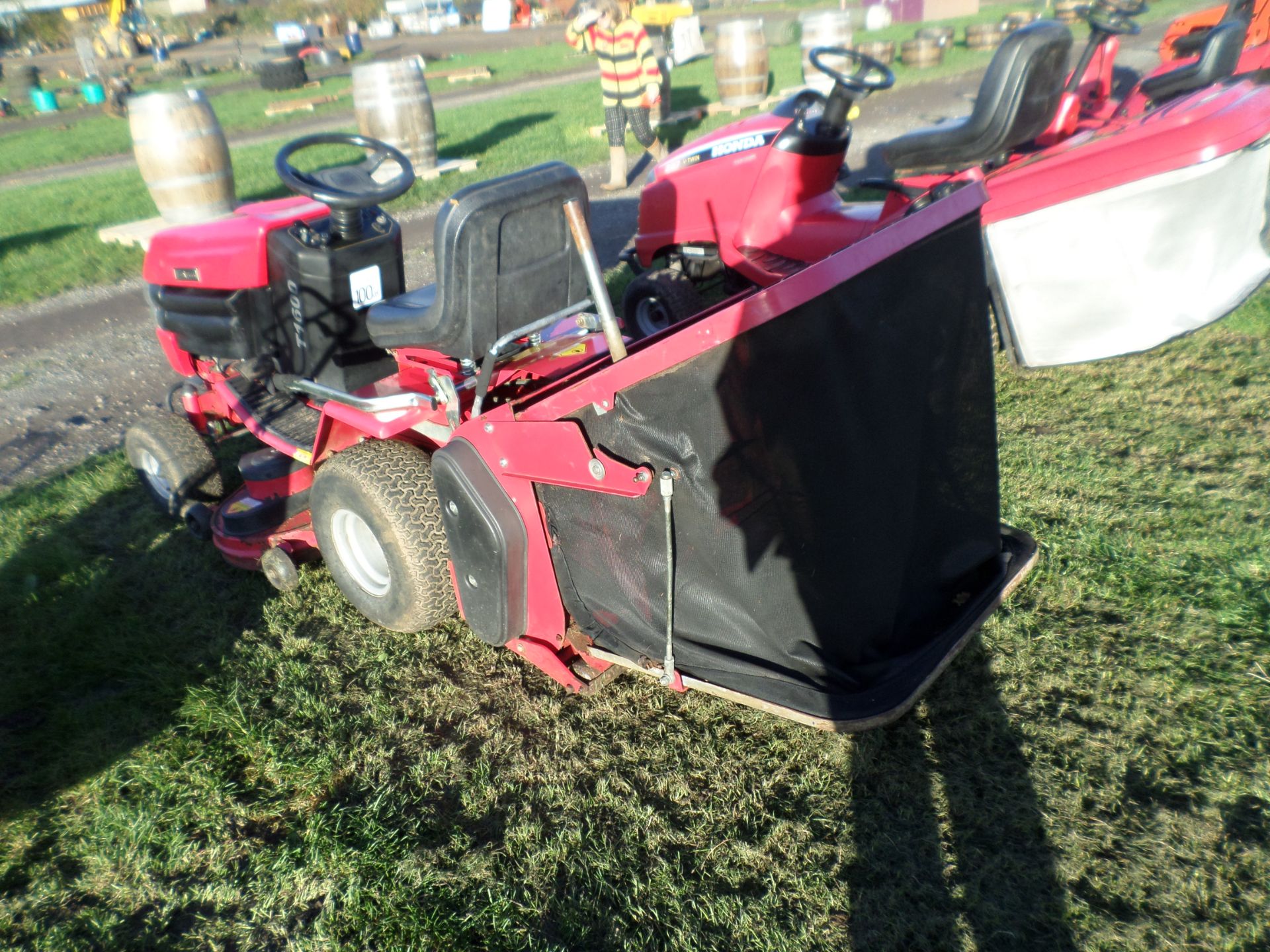 Westwood T1600 ride on mower, hydrostatic drive, 16HP, 42" cut c/w collector, used this season but - Image 2 of 3