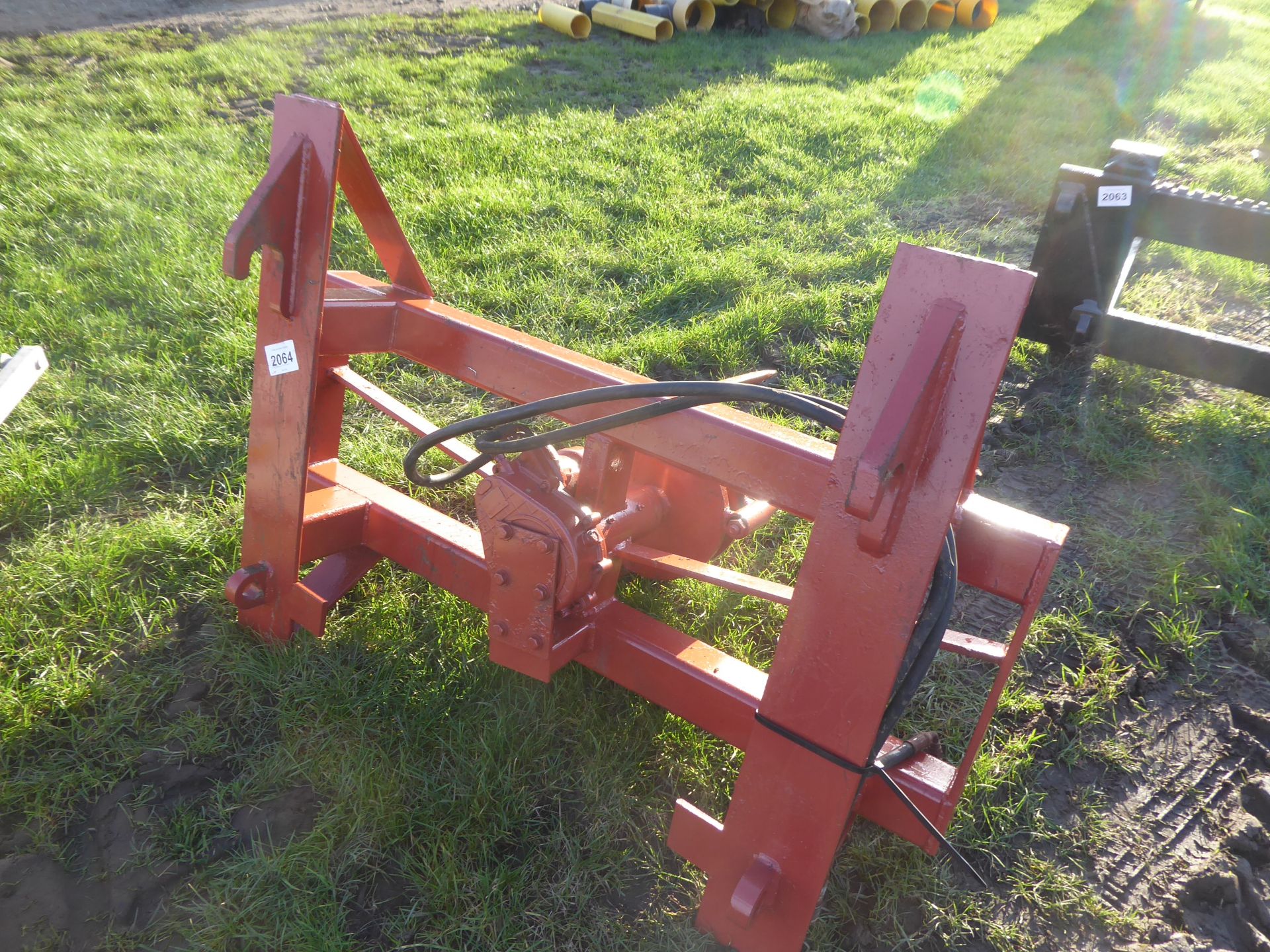 Rotating bale spike, Q-fit brackets