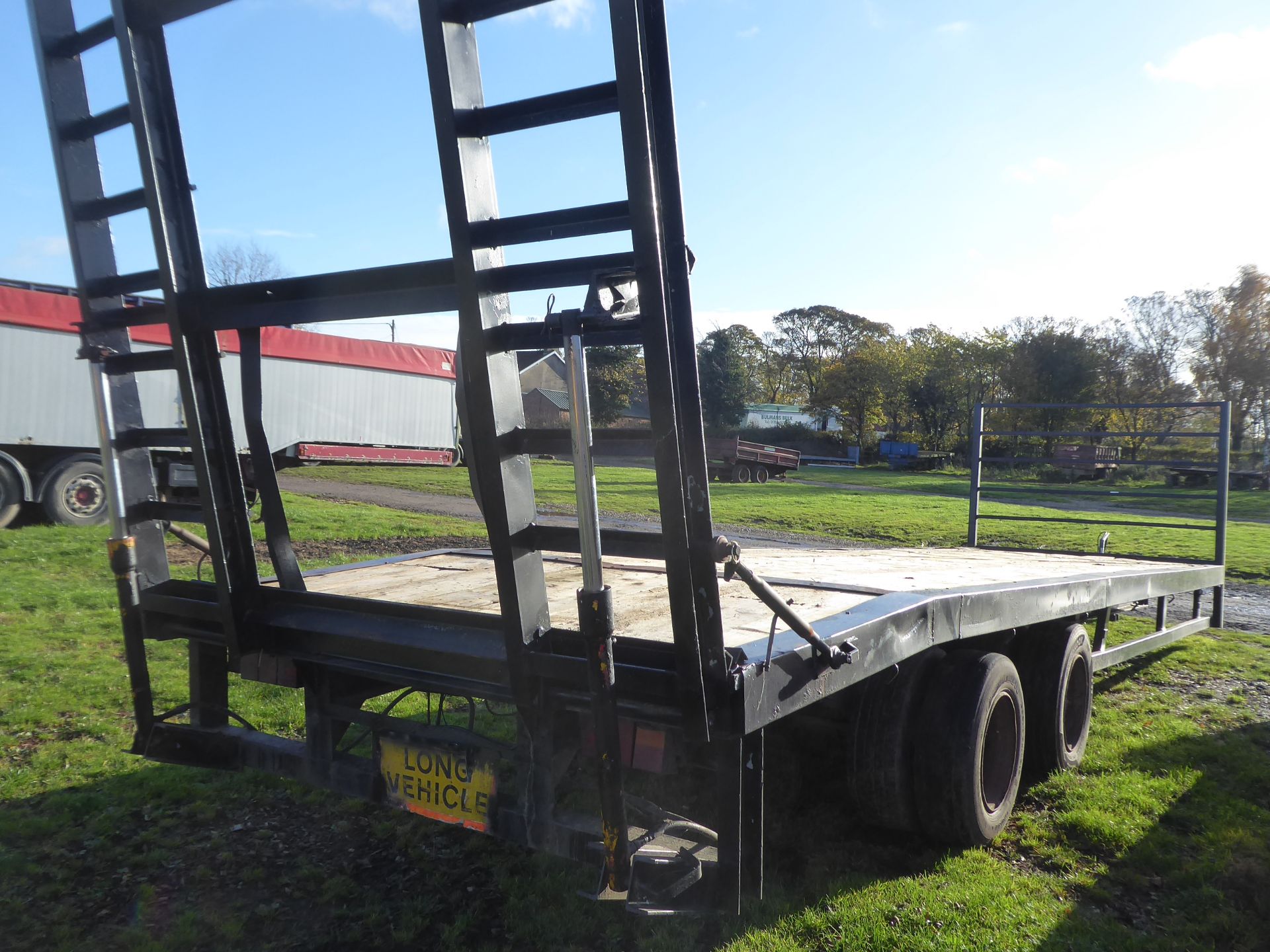 30ft flat bed low loader trailer , hydraulic lifting ramps, lights - Image 2 of 3