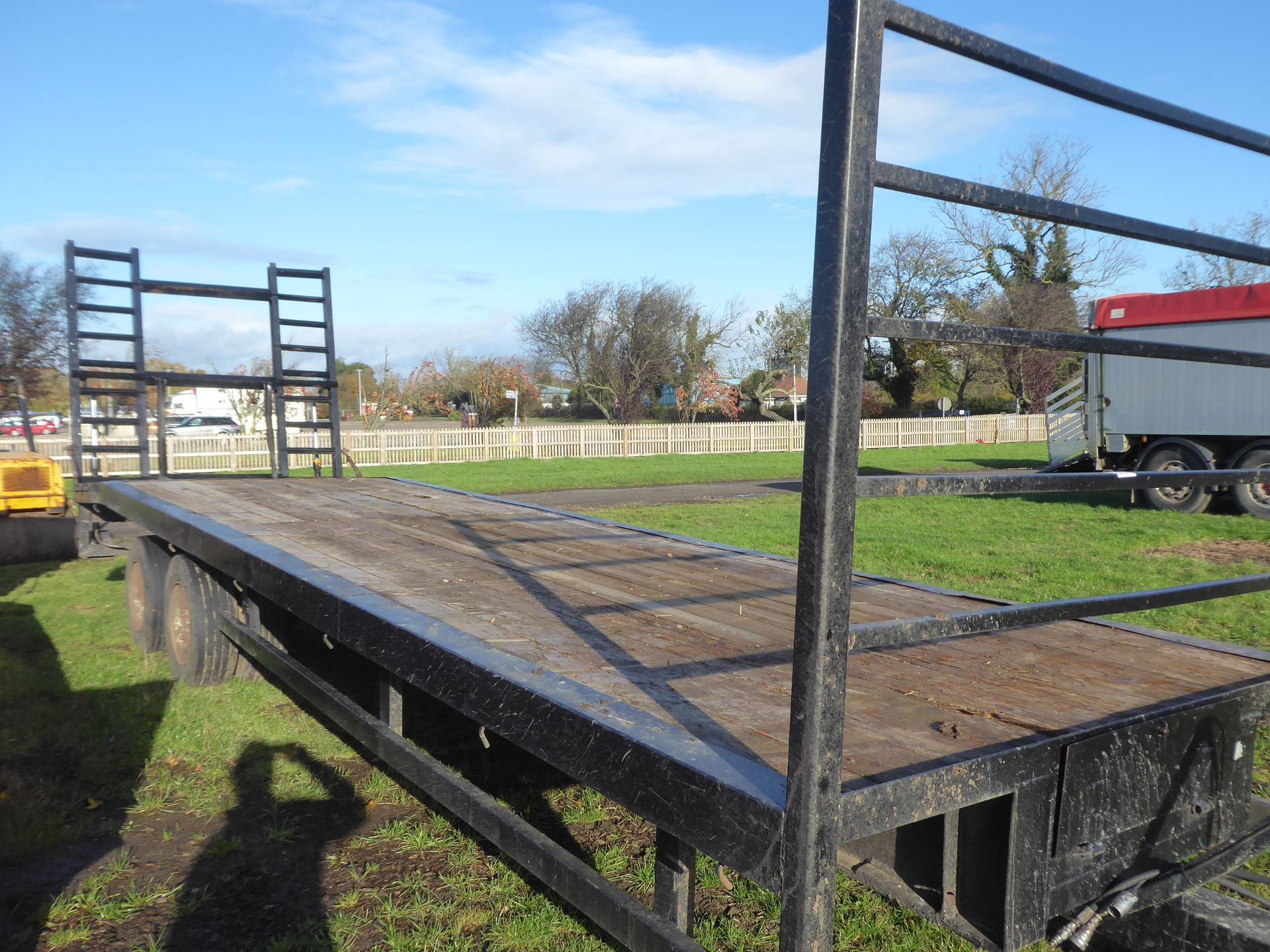 30ft flat bed low loader trailer , hydraulic lifting ramps, lights - Image 3 of 3