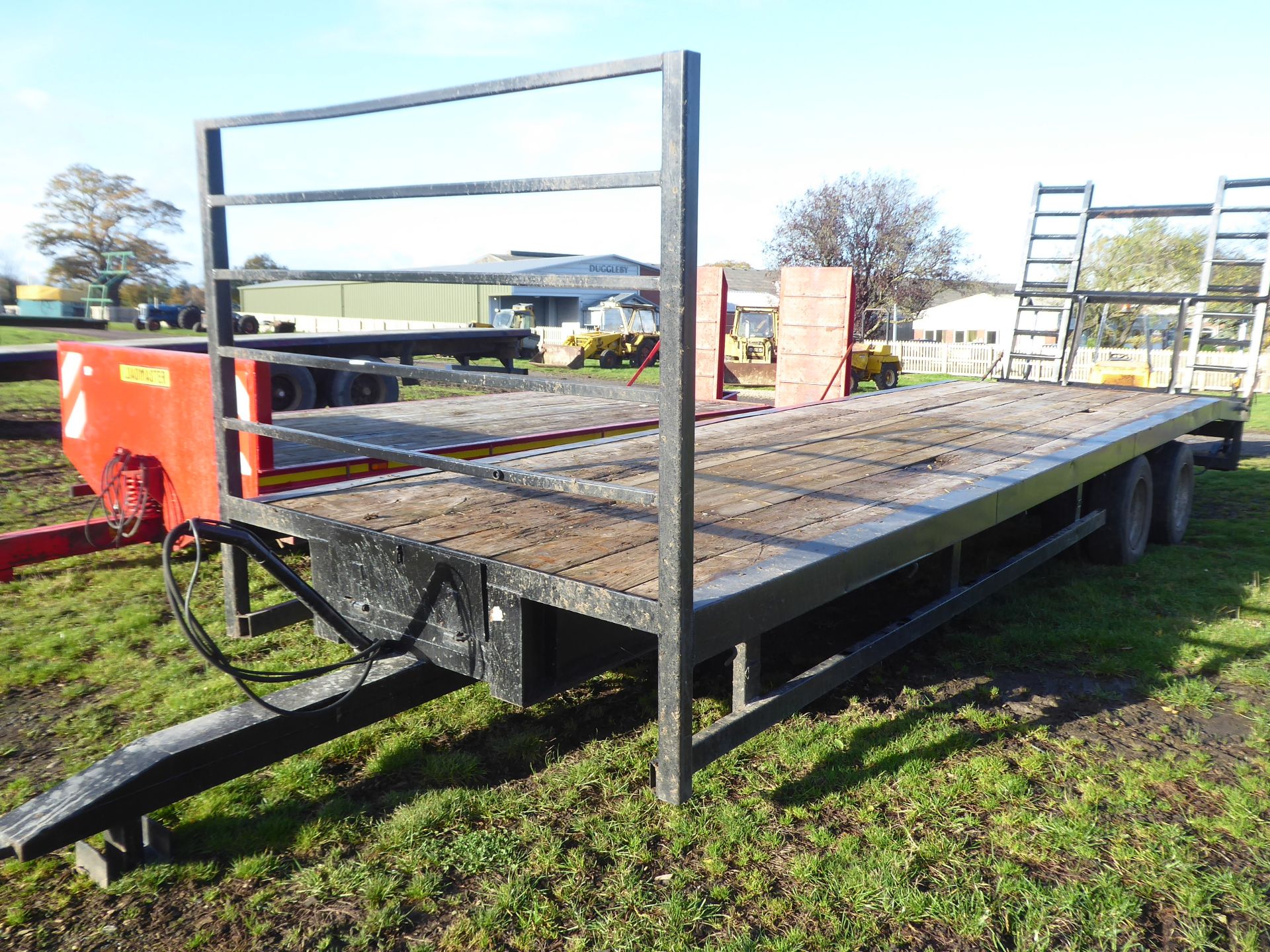 30ft flat bed low loader trailer , hydraulic lifting ramps, lights