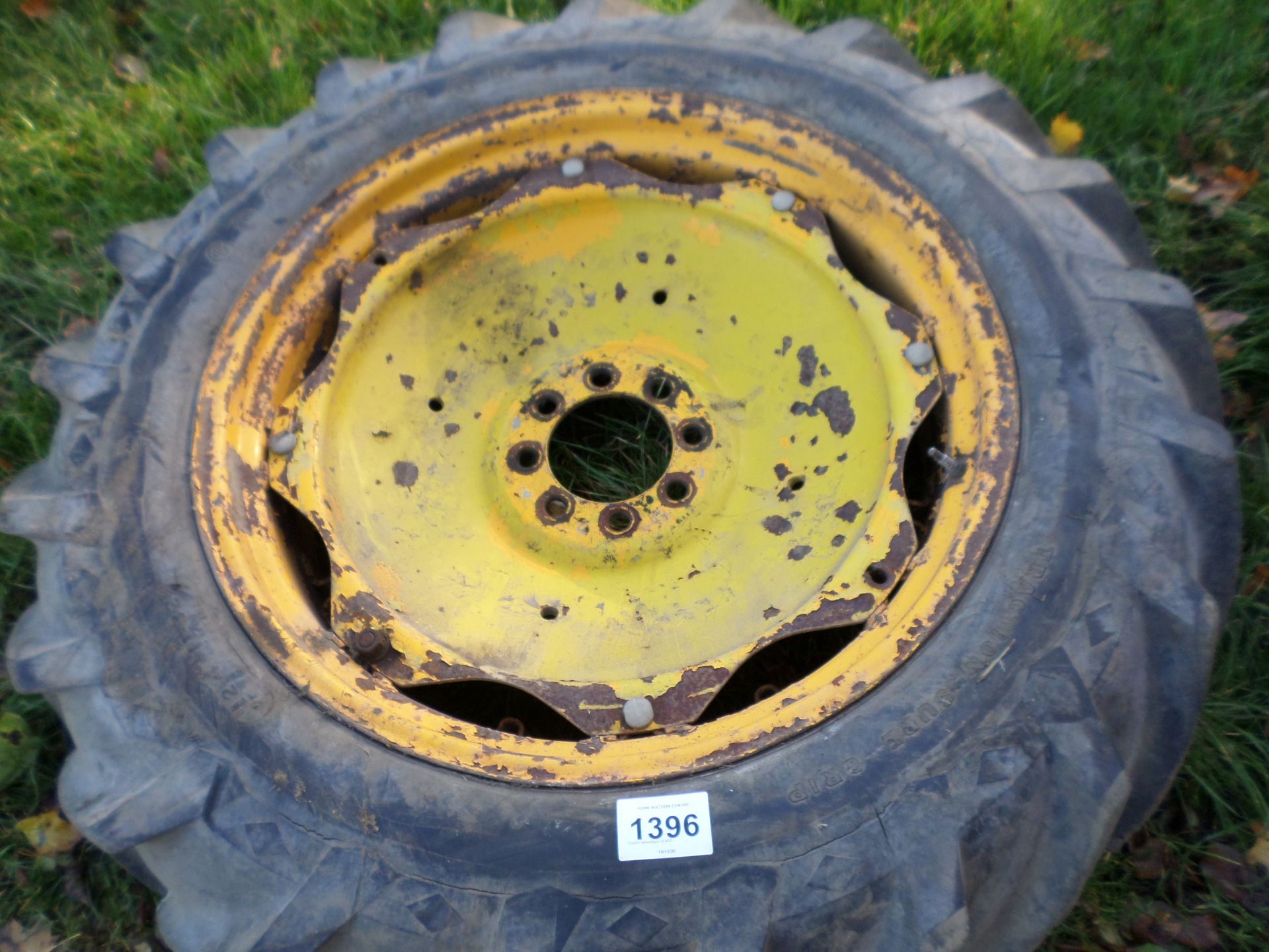 Tractor wheel/tyre 12.4/32 - Image 2 of 2