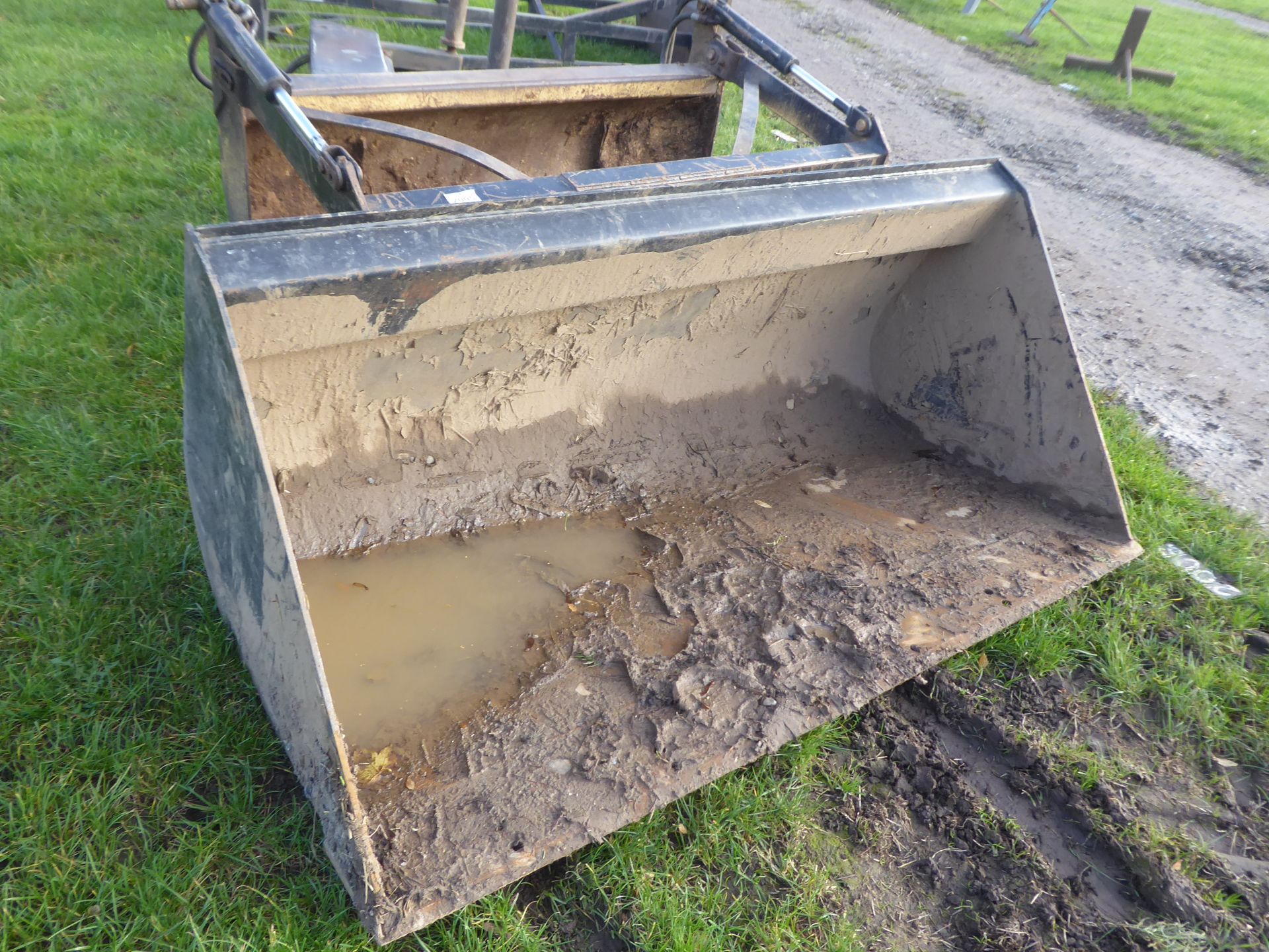 Strickland 72" tractor bucket, JCB brackets, vgc - Image 2 of 2