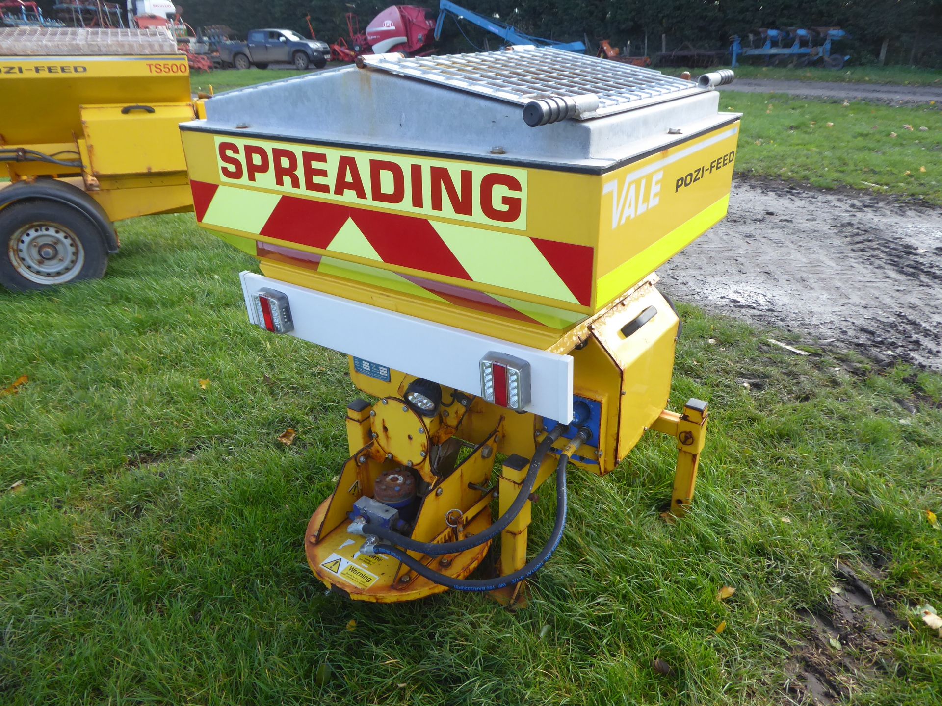 Vale MS350 salt spreader - Image 3 of 3