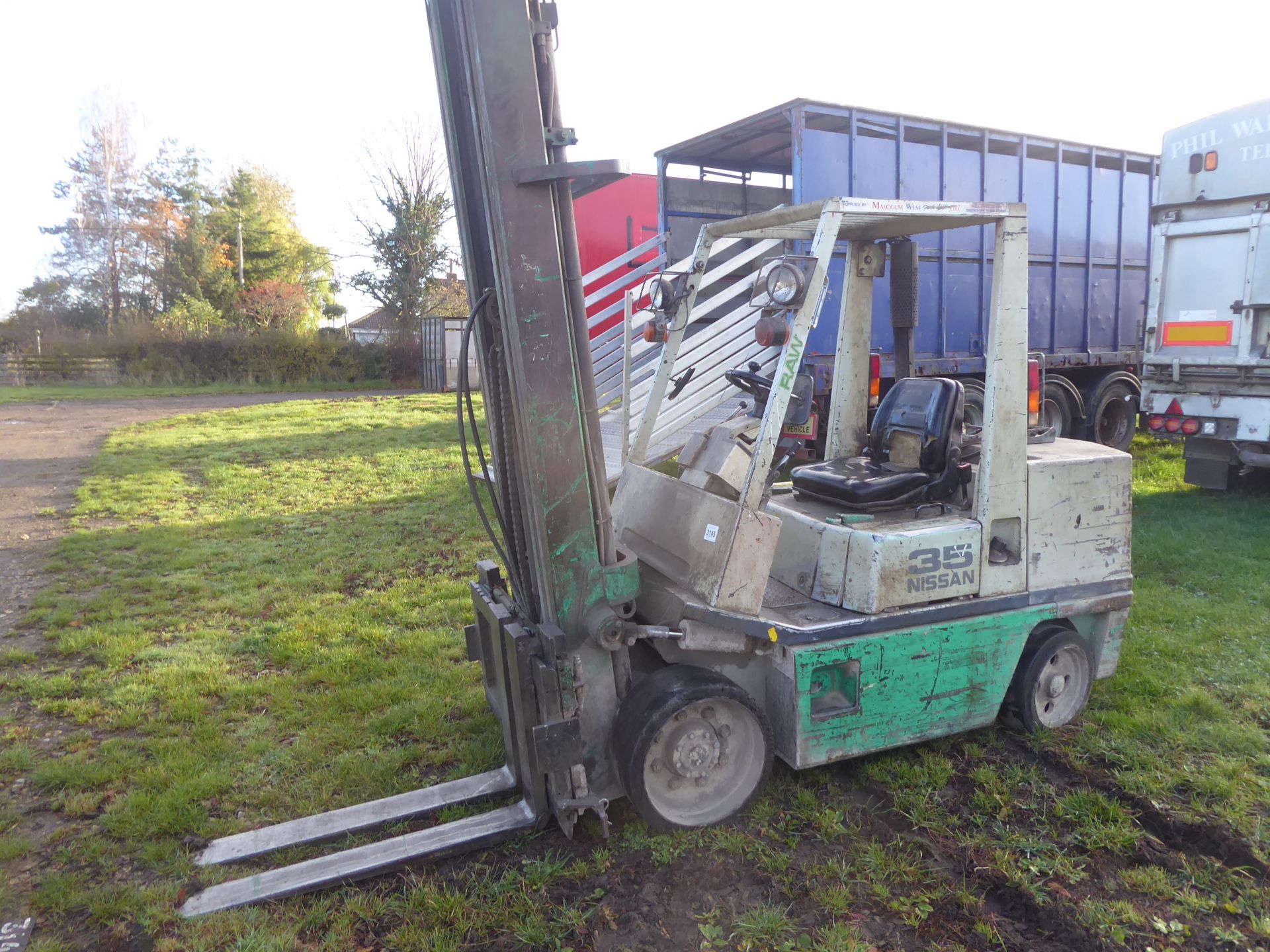 Nissan 3.5T gas yard forklift c/w sideshift, no Loler