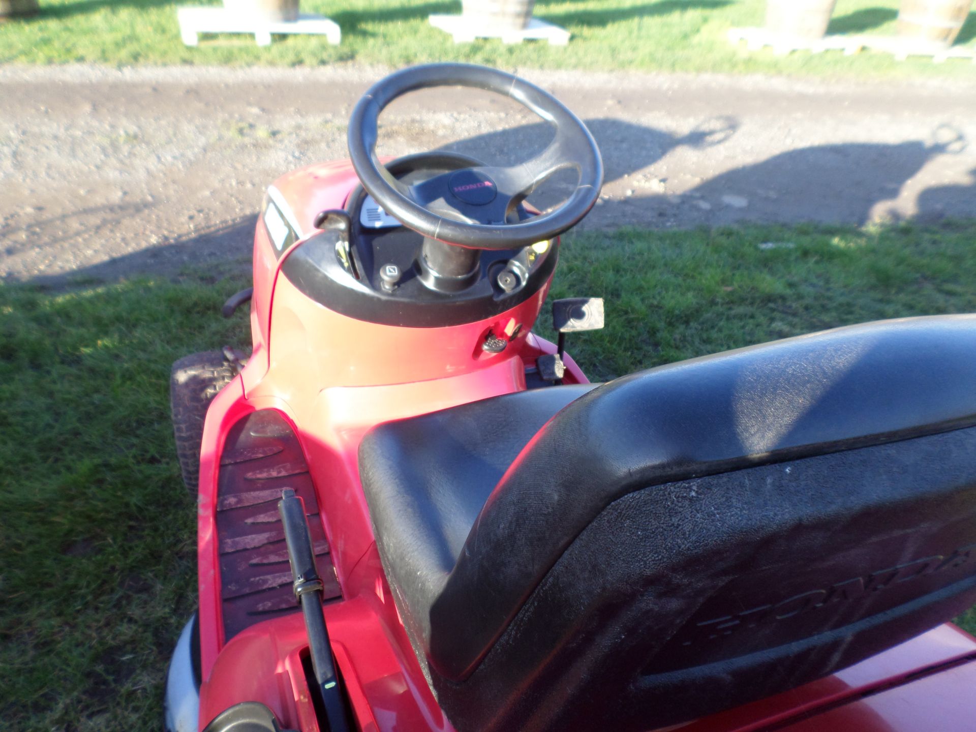 Honda 2417 V-twin 17HP hydrostatic drive ride on mower, 40" direct collect deck, electric tip - Image 2 of 3