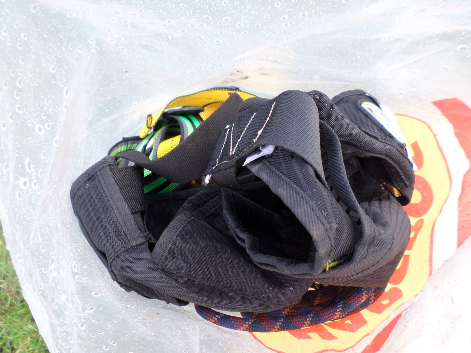 Bag of safety harnesses and helmets NO VAT - Image 2 of 3