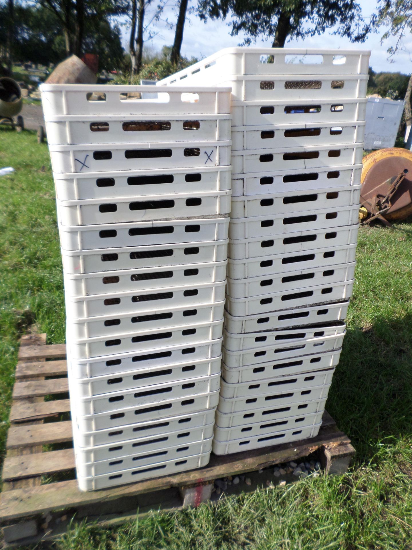 40 white plastic stacking crates NO VAT - Image 2 of 2