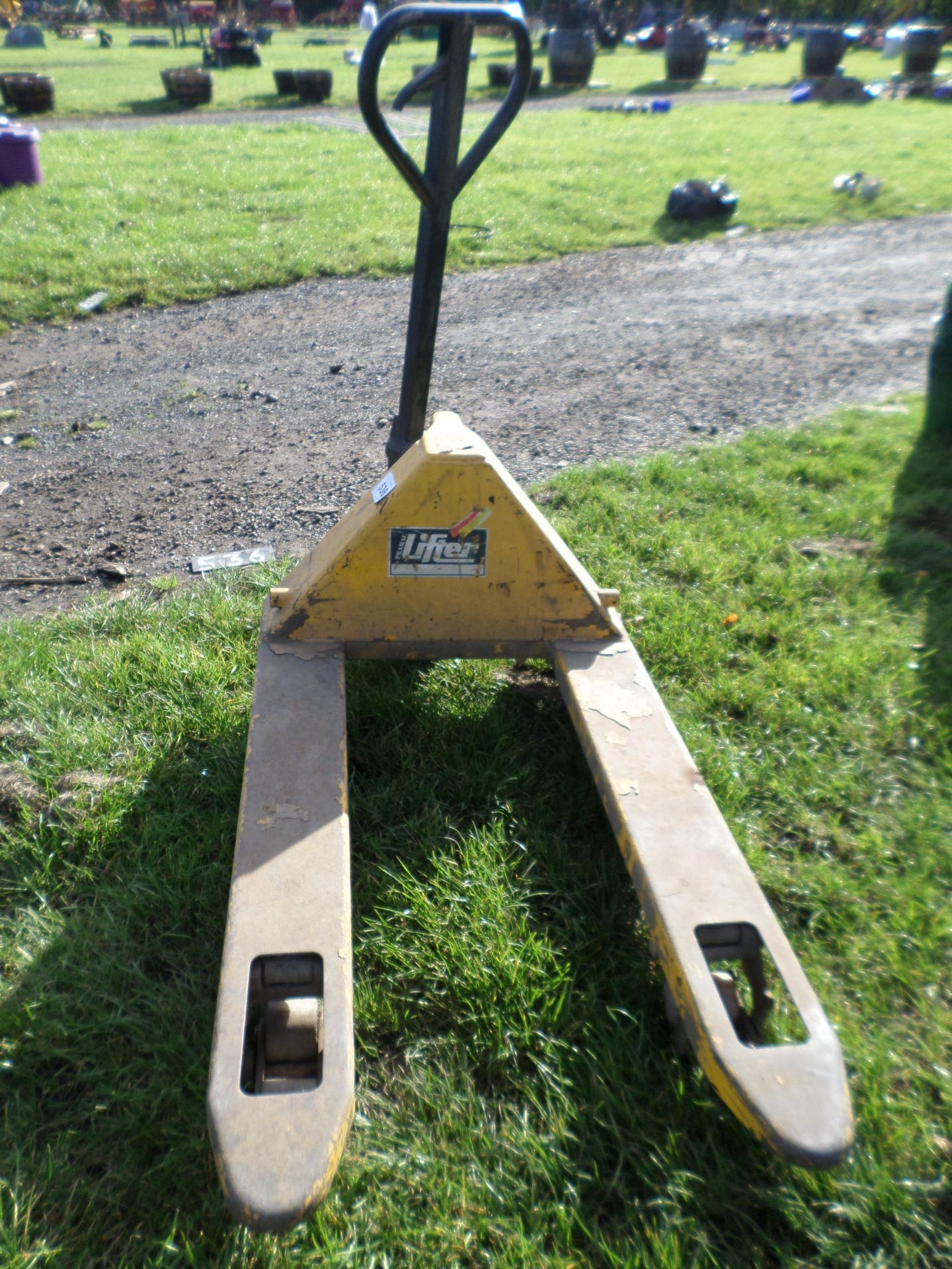 Pallet truck NO VAT - Image 2 of 2