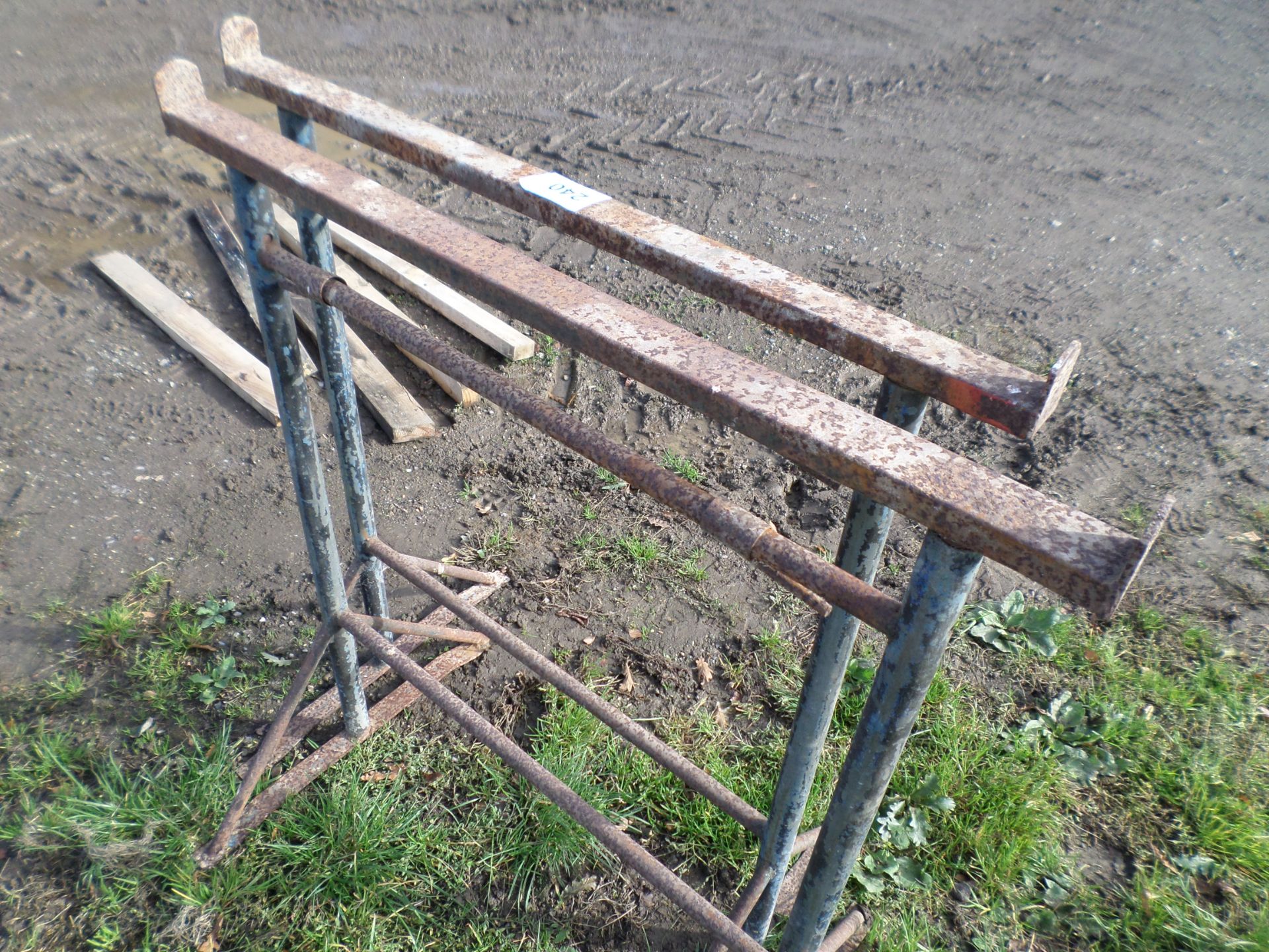 2 builders trestles - Image 2 of 2