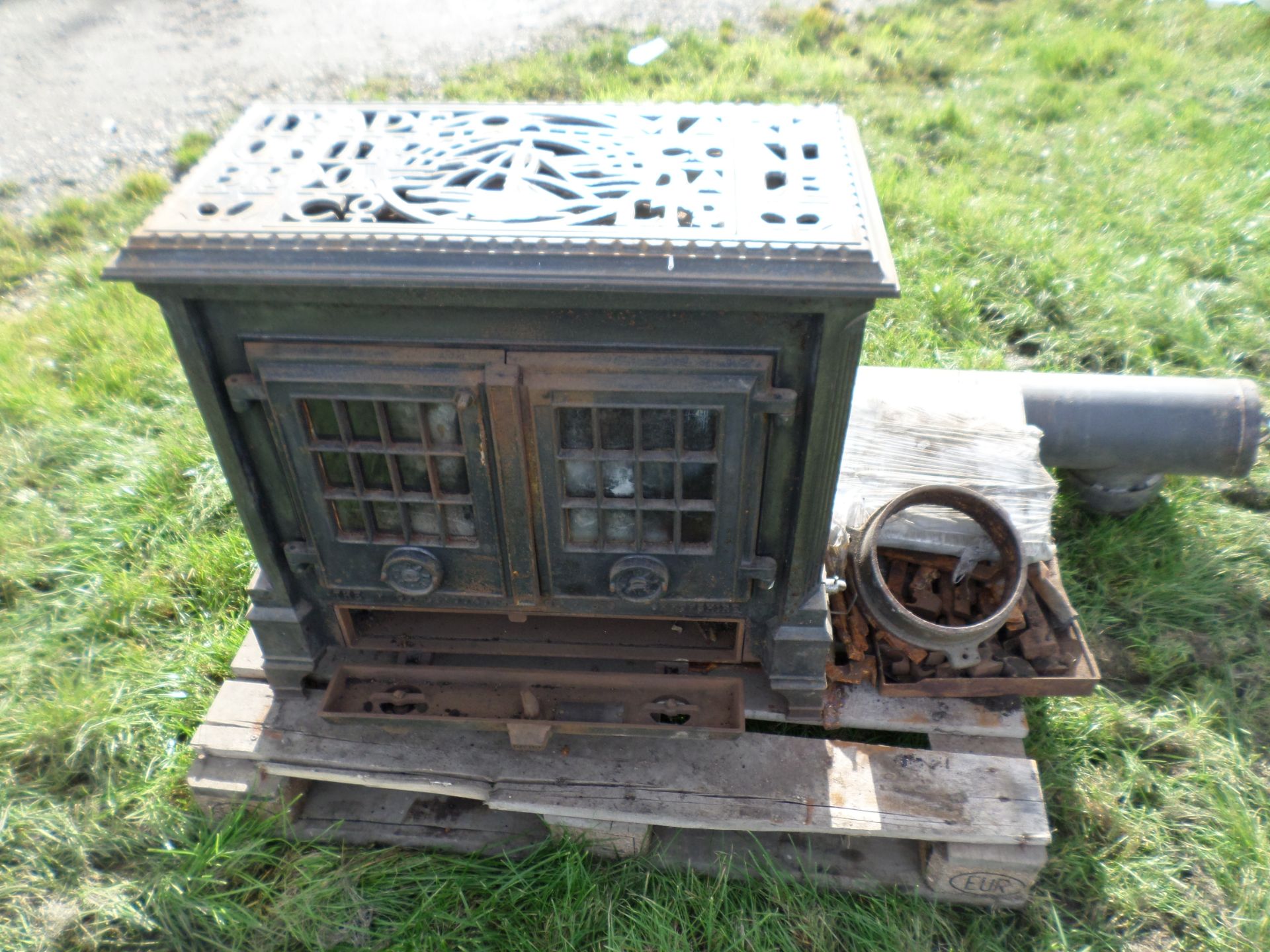 Large Coalbrookdale Darby multifuel stove with back boiler and accessories NO VAT - Image 3 of 3