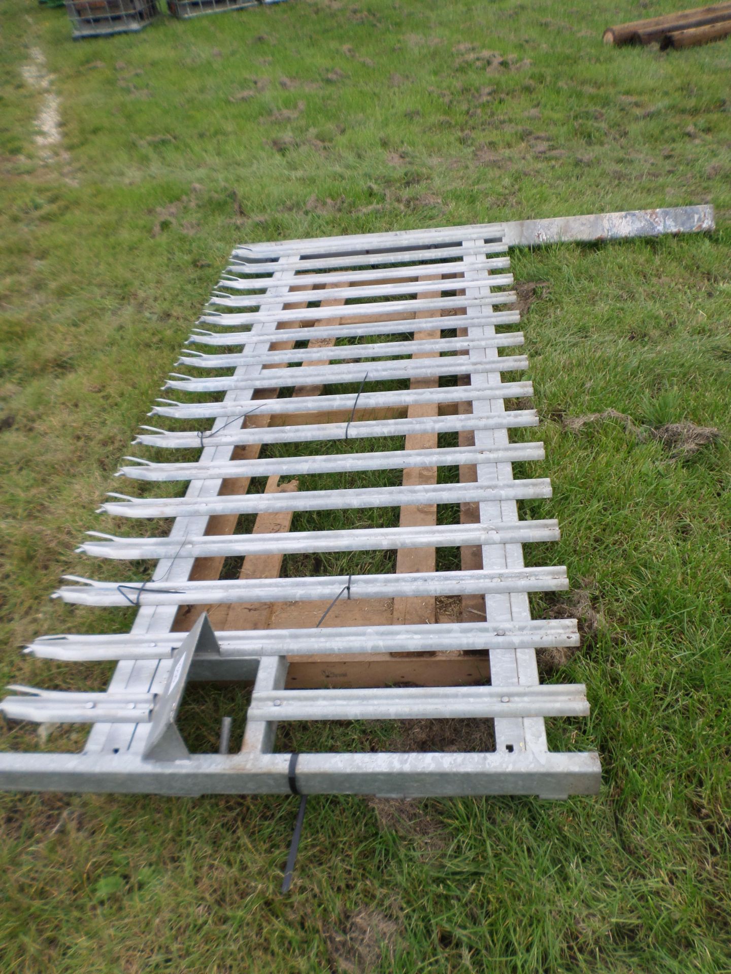 Heavy duty security gate 9ft wide, 3ft high with hanging post NO VAT - Image 2 of 2