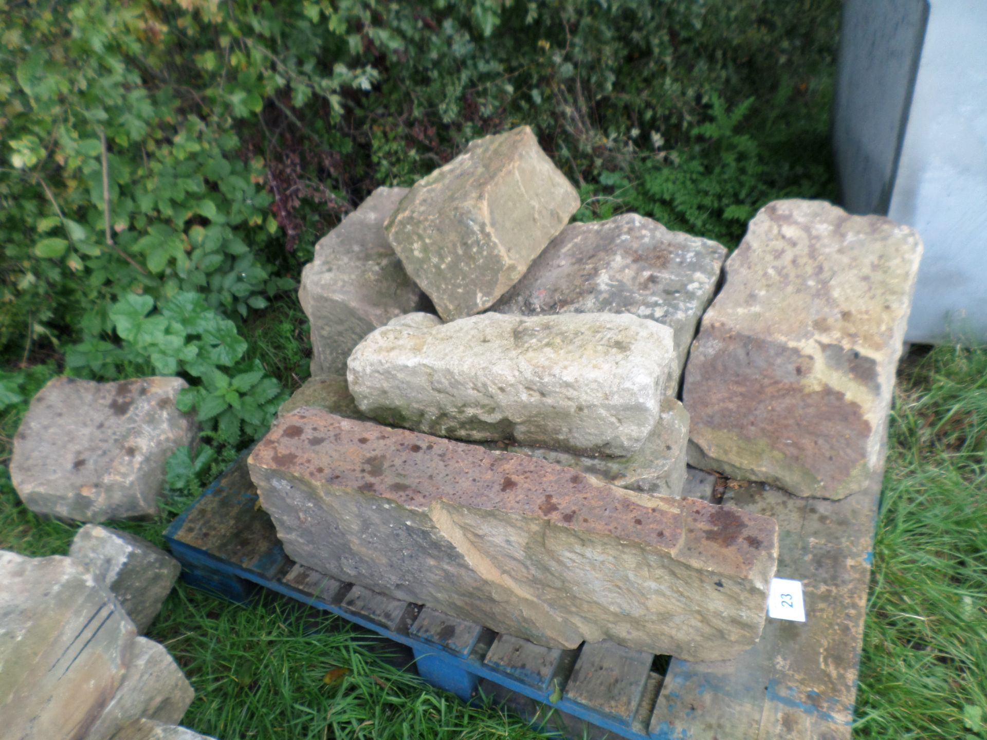 Pallet of building stone - Image 2 of 2