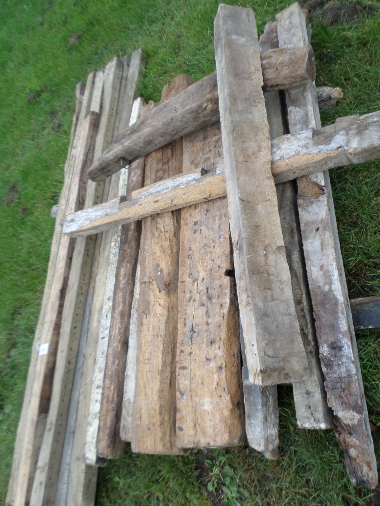 8 x reclaimed oak beams 9'x4"x4" and 7 x 5ft timber beams NO VAT - Image 3 of 3