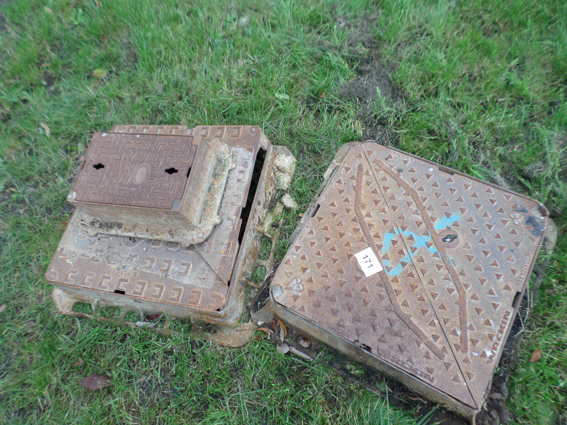 3 heavy duty cast iron manhole covers NO VAT - Image 2 of 2