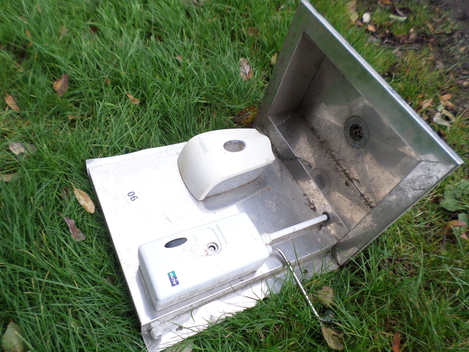 Stainless steel sink and soap dispensers NO VAT - Image 3 of 3