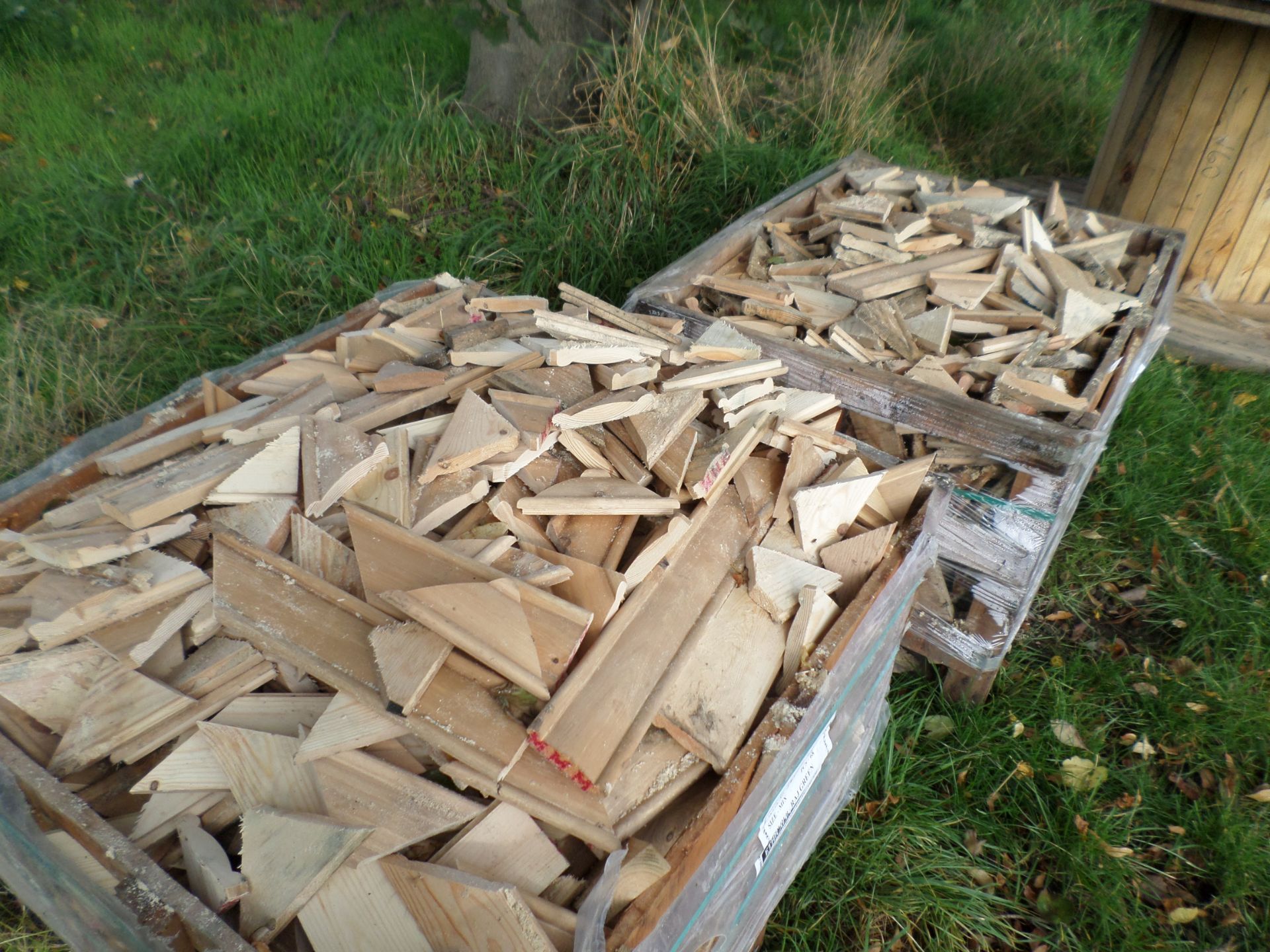 2 crates of off-cuts NO VAT - Image 2 of 3