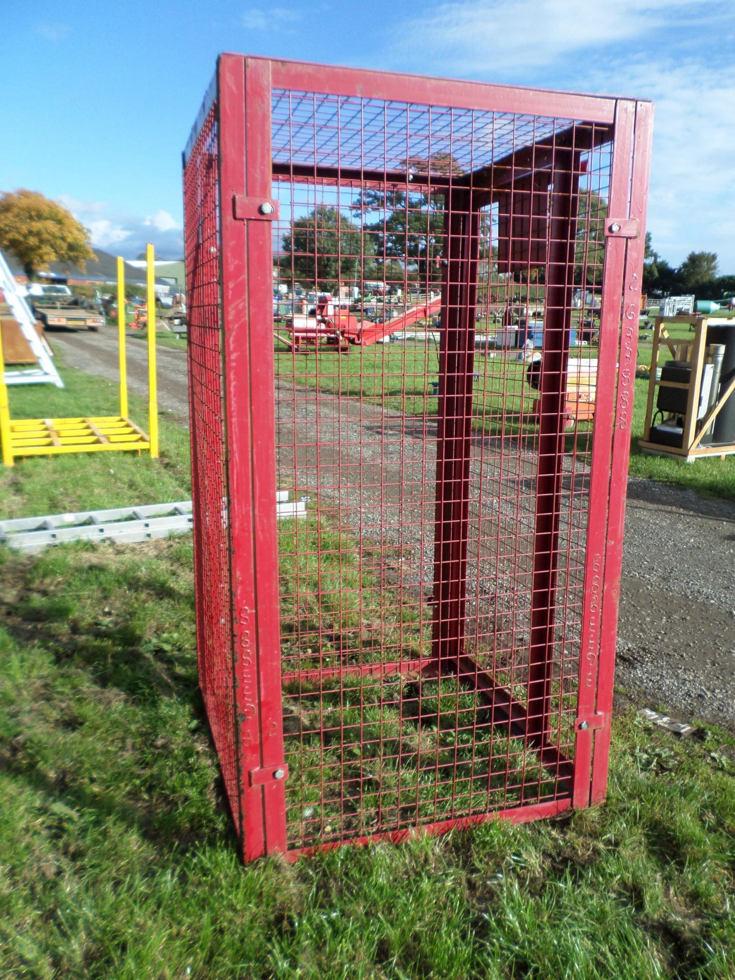 Metal chemical/bottle storage cage - Image 2 of 2