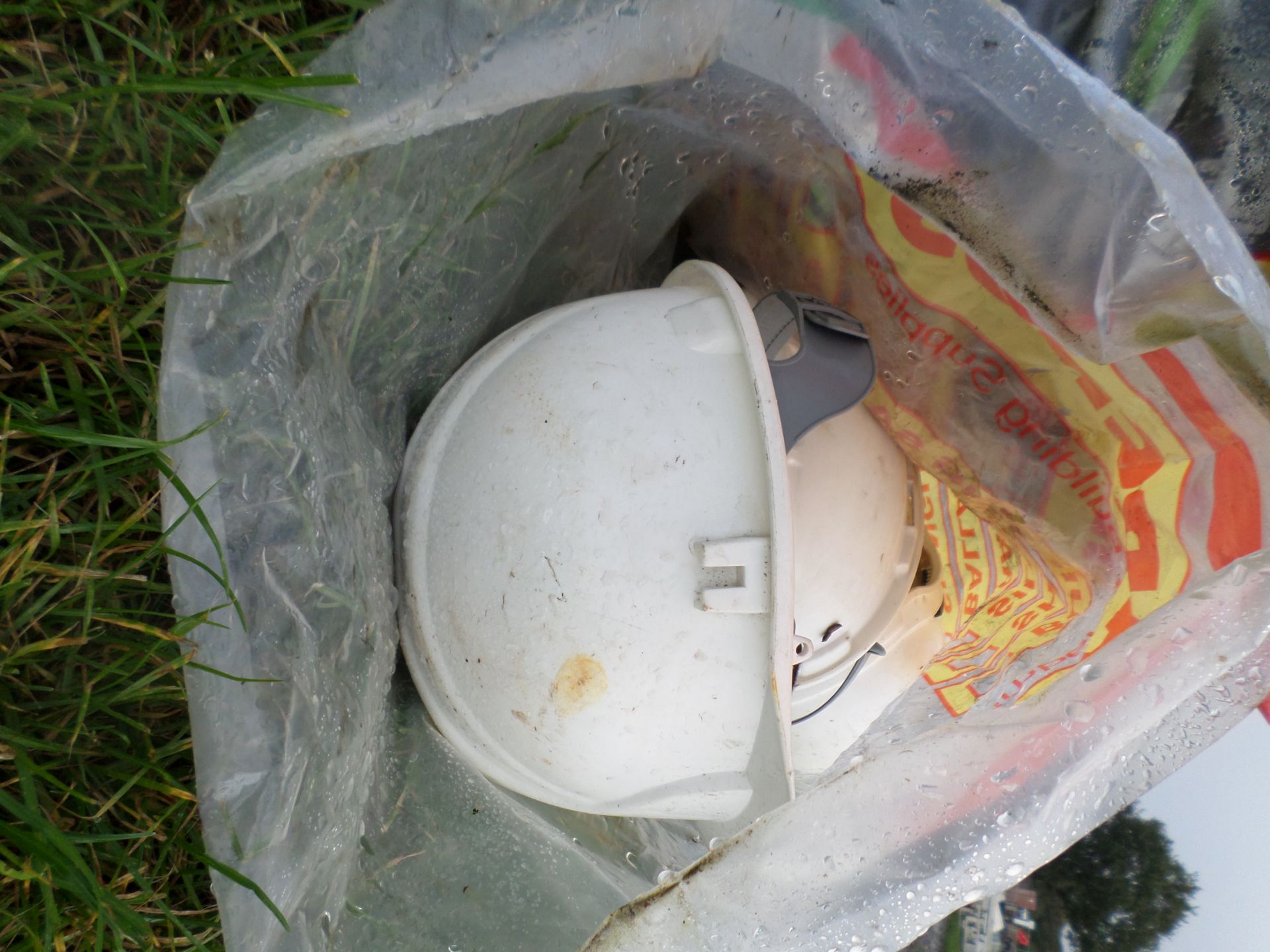 Bag of safety harnesses and helmets NO VAT - Image 3 of 3