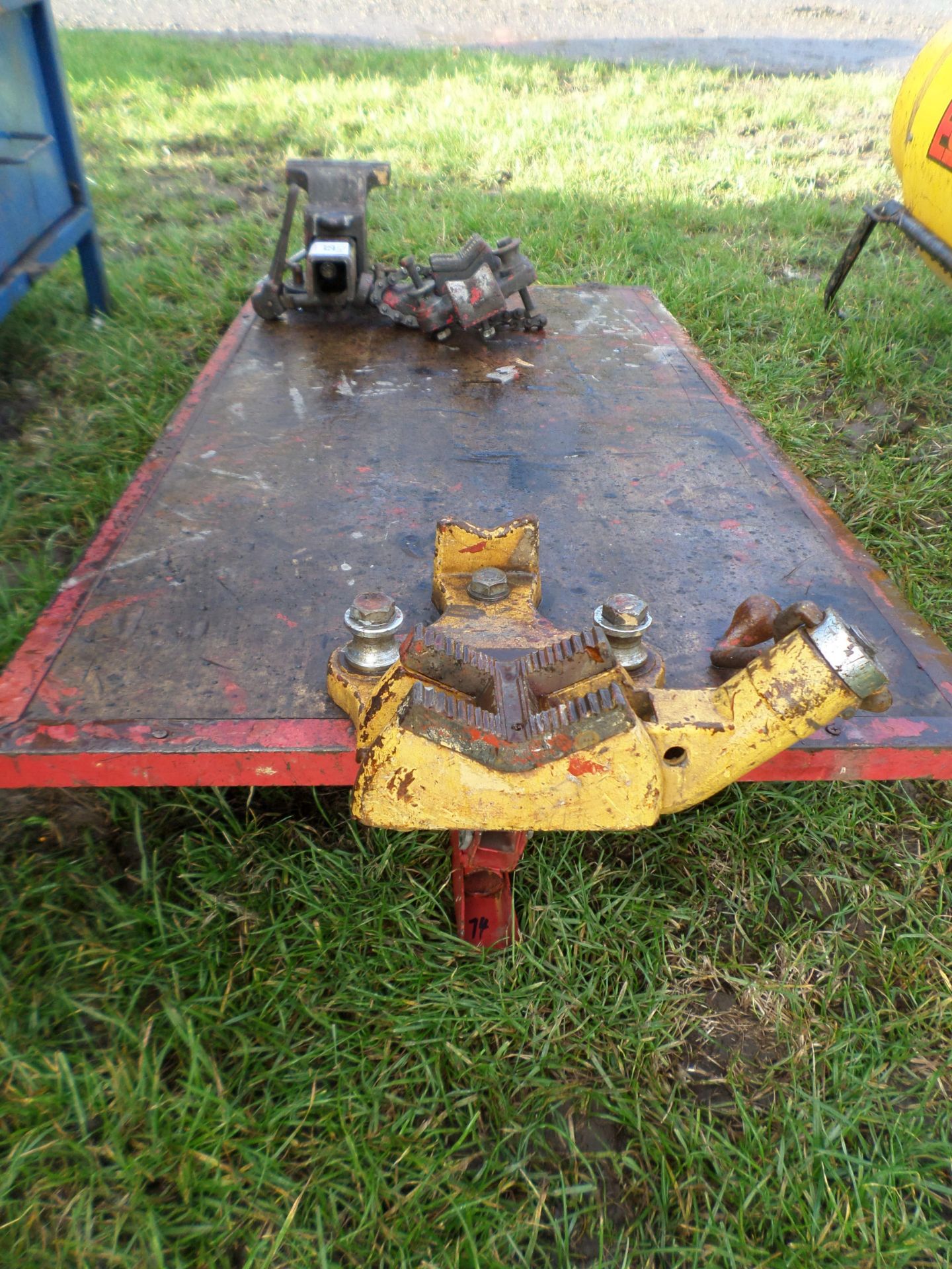 Folding pipe bench fitted with pipe vice and pipe clamp NO VAT - Image 2 of 2