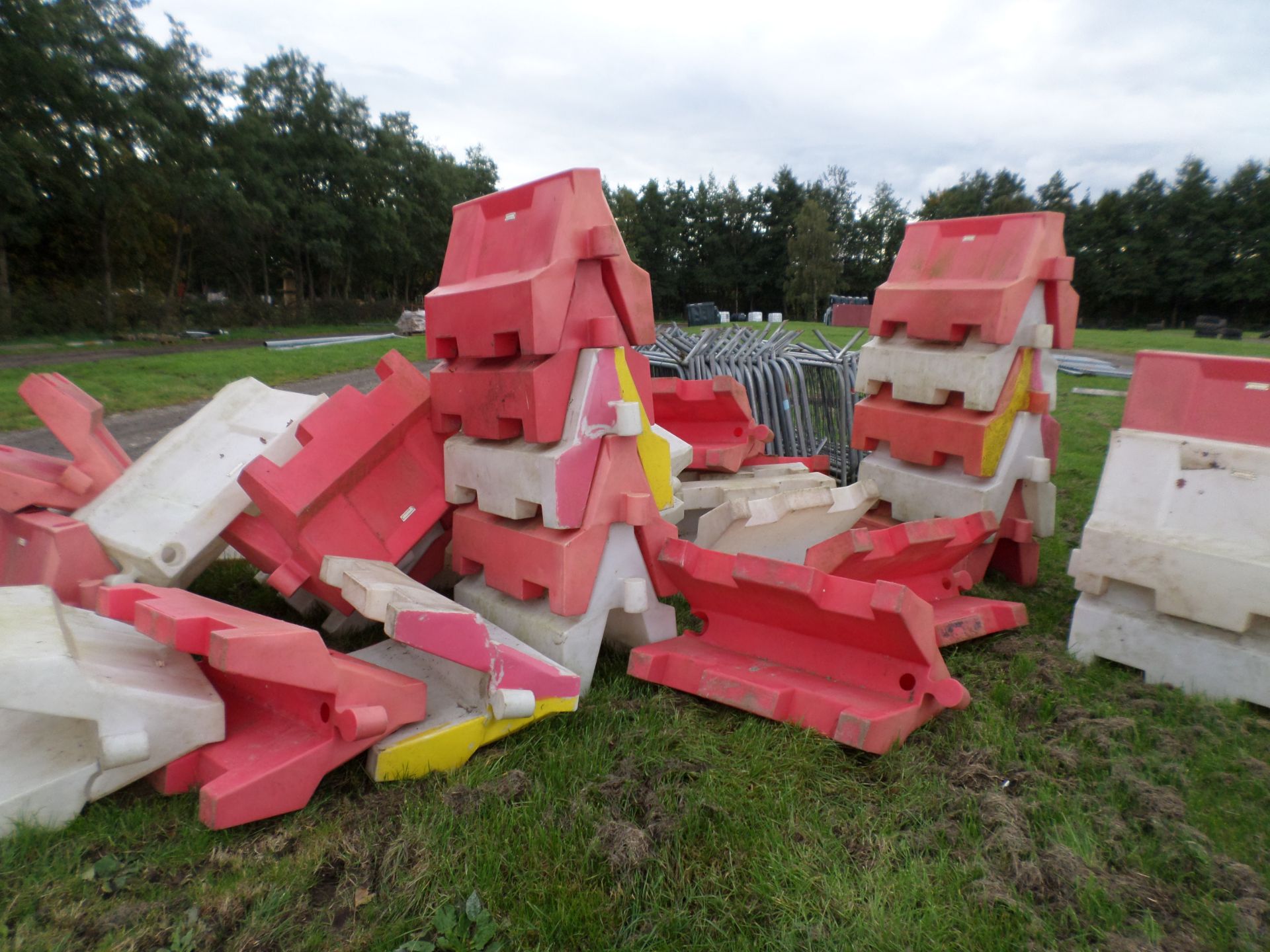 50 red and white road barriers, fillable with water - Image 2 of 3