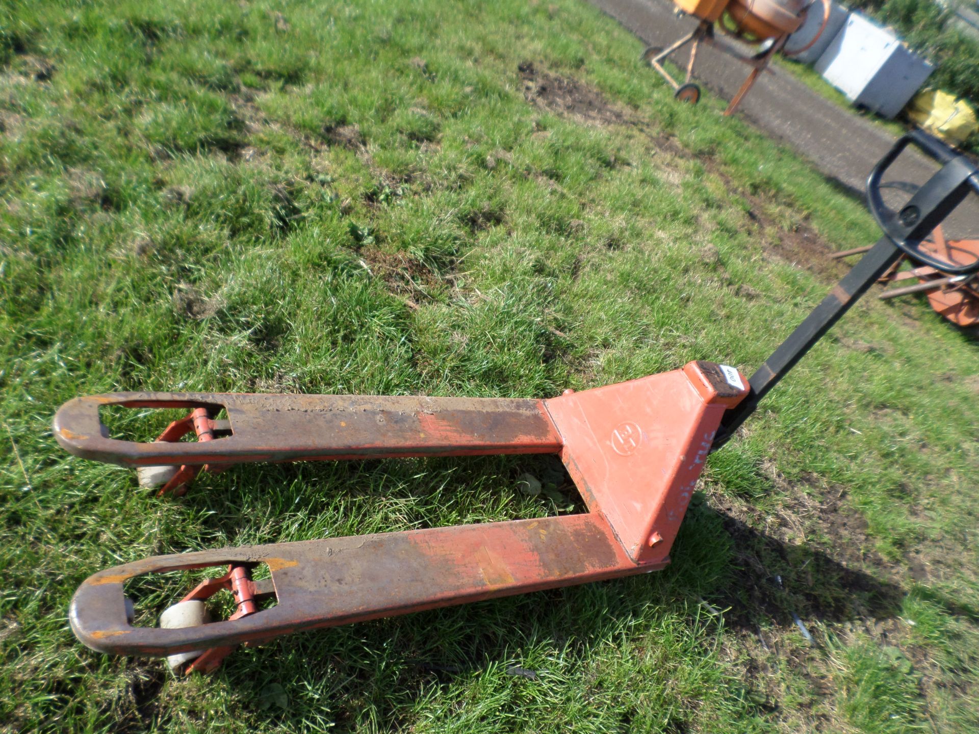 Hand pallet truck