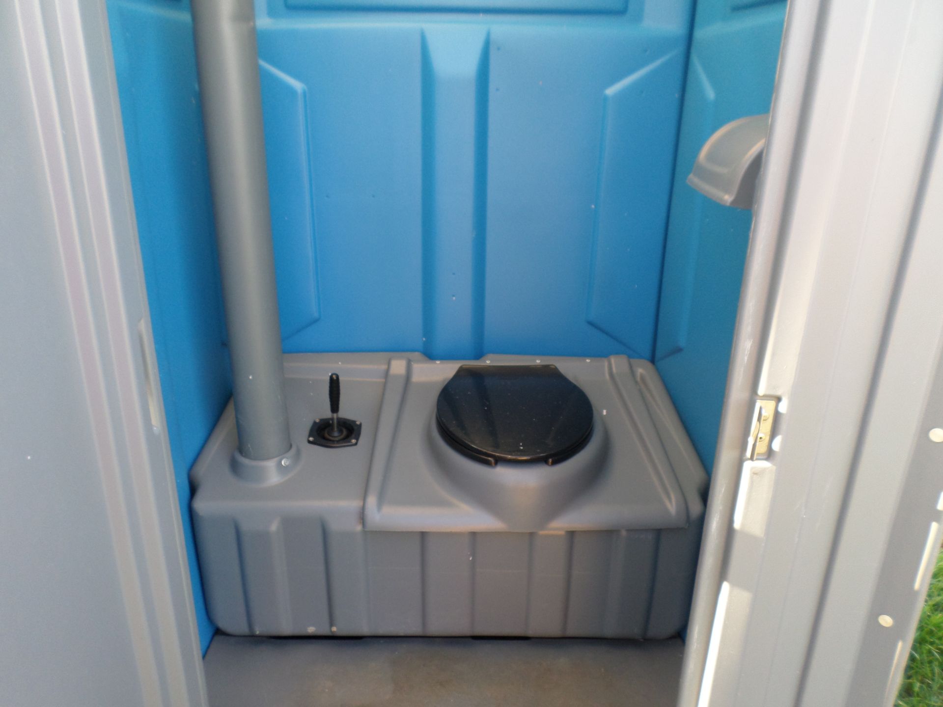 Blue mobile toilet, has been cleaned and ready to use - Image 2 of 2