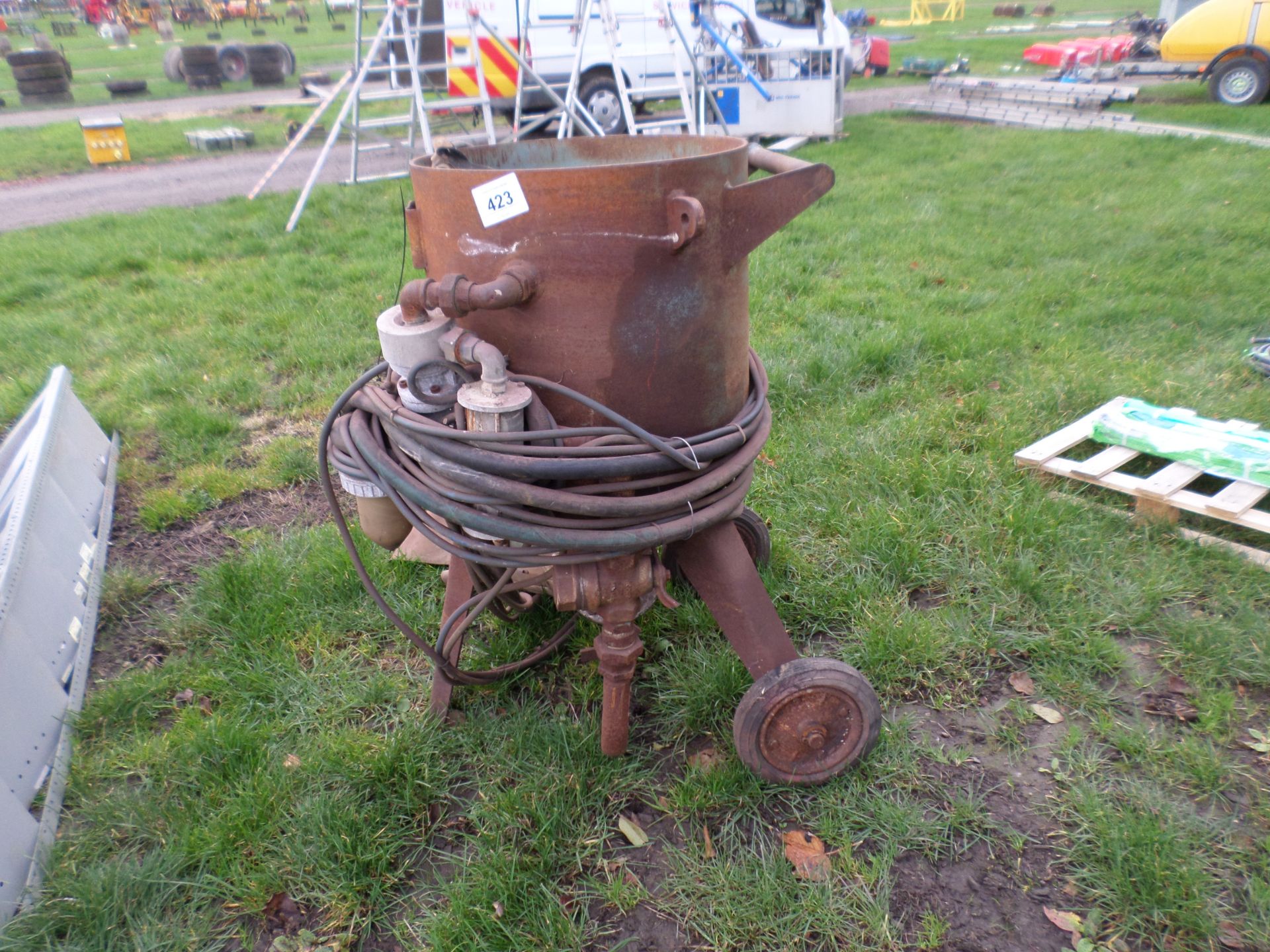 Sand blasting pot with pipes and helmet NO VAT