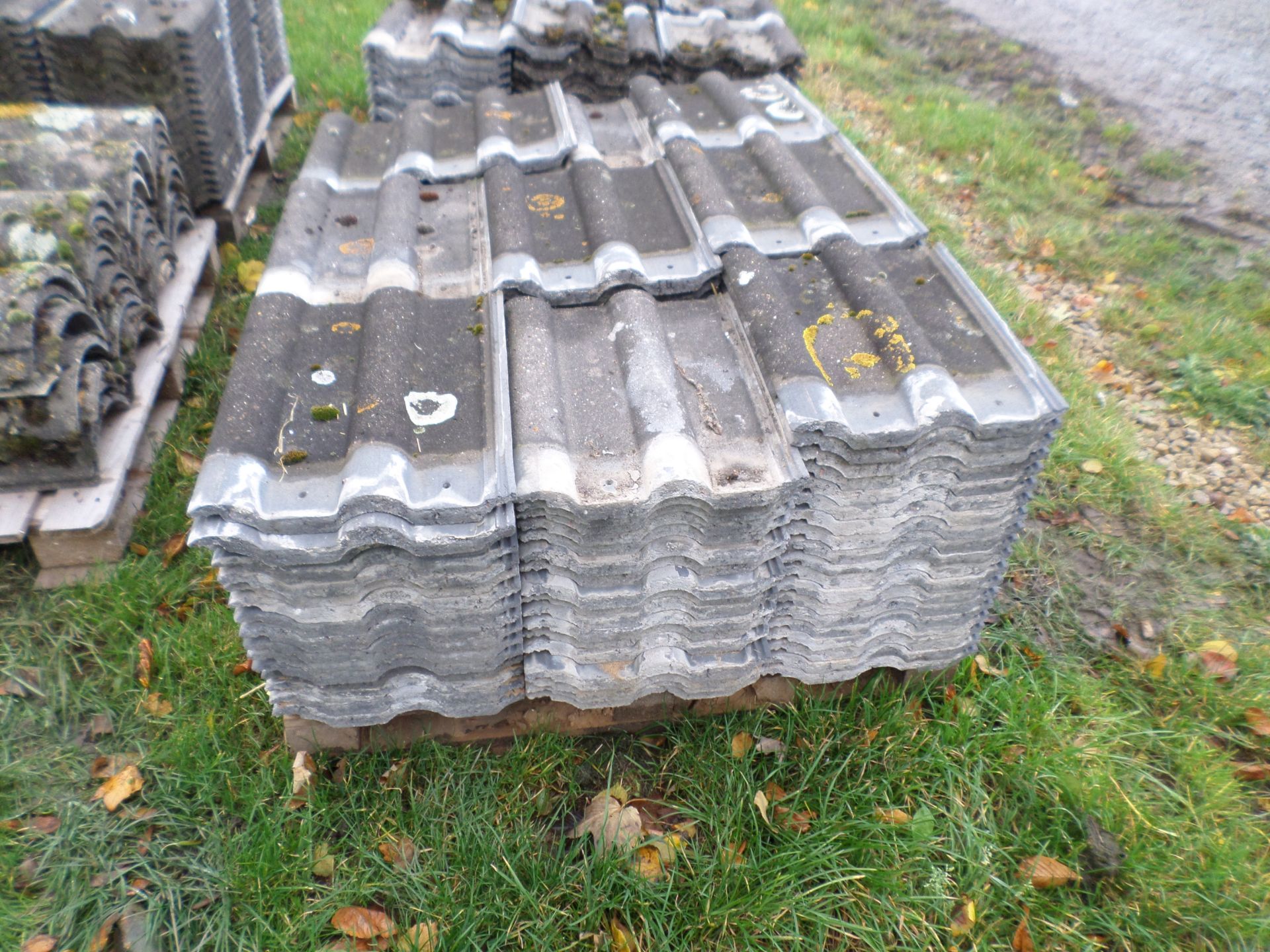 4 pallets of roof tiles NO VAT - Image 2 of 4