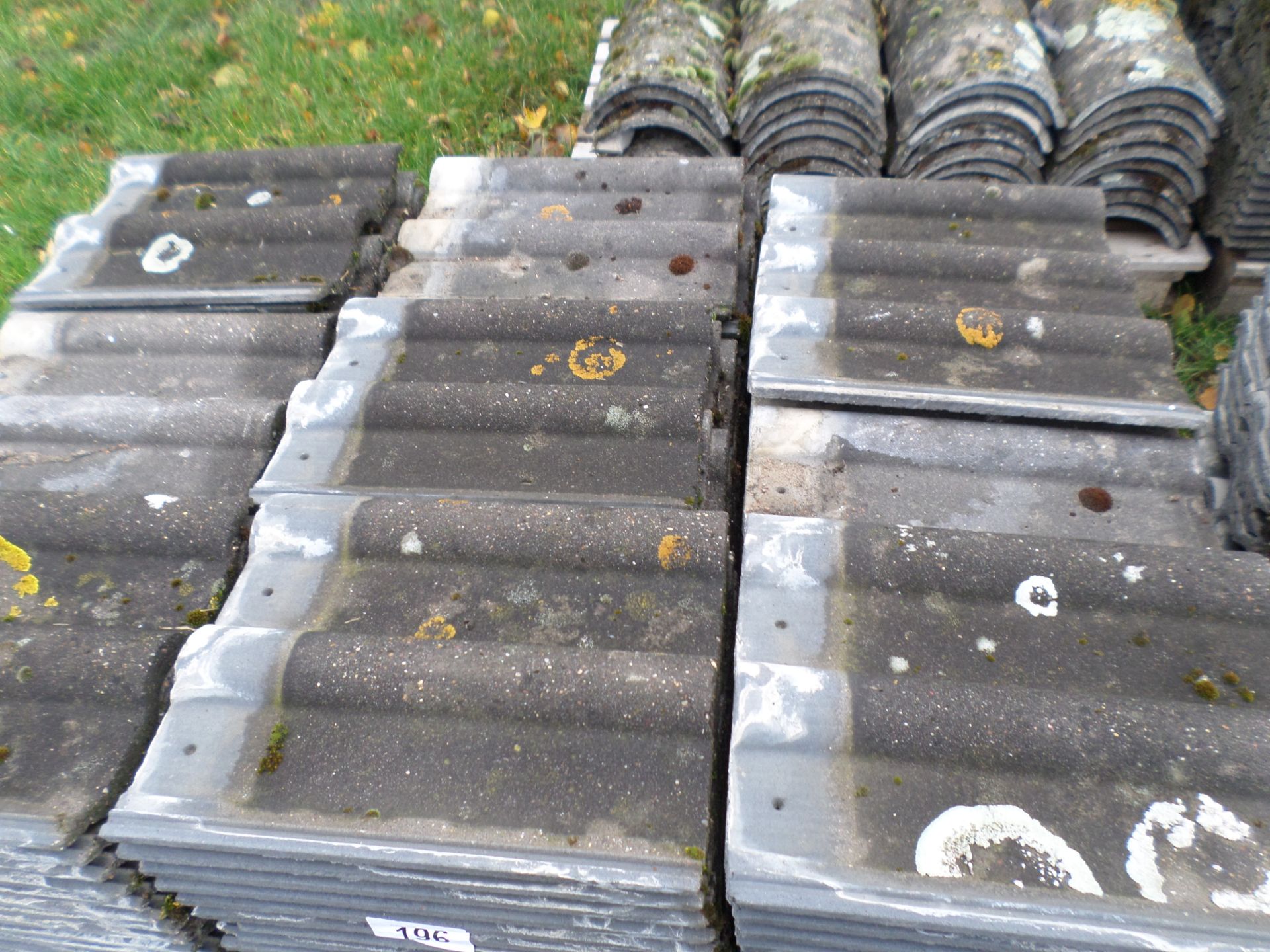 4 pallets of roof tiles NO VAT - Image 4 of 4