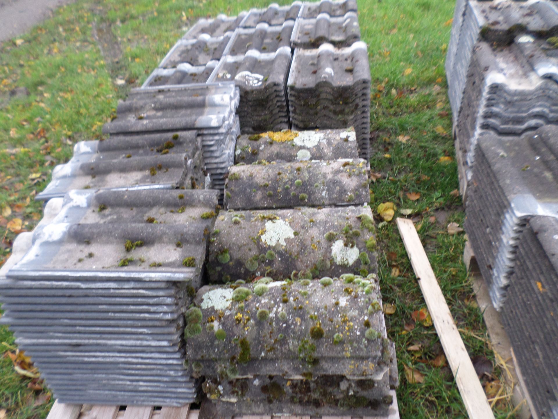 4 pallets of roof tiles NO VAT - Image 3 of 4