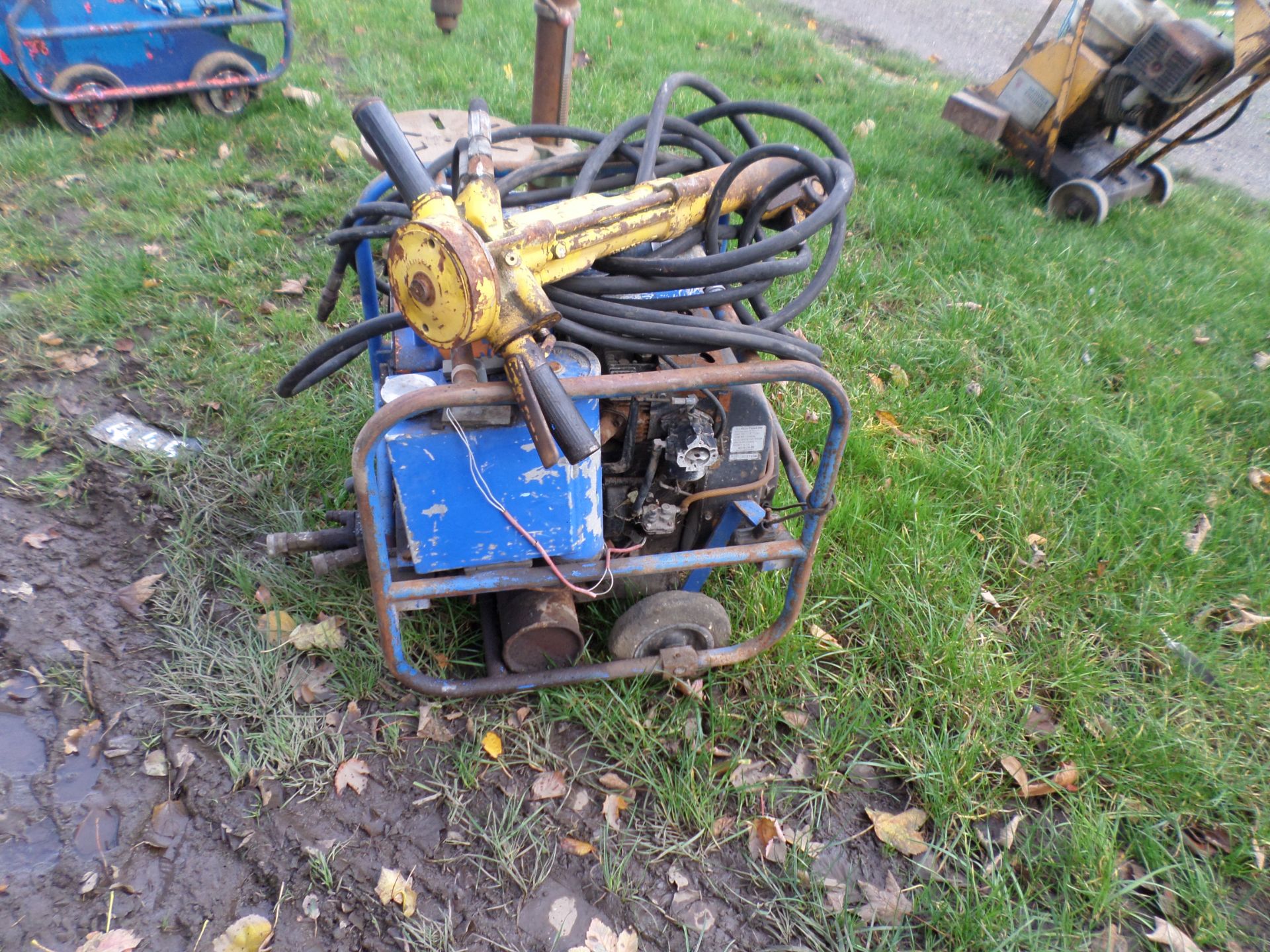 Petrol driven hydraulic power pack c/w gun hose - Image 2 of 3