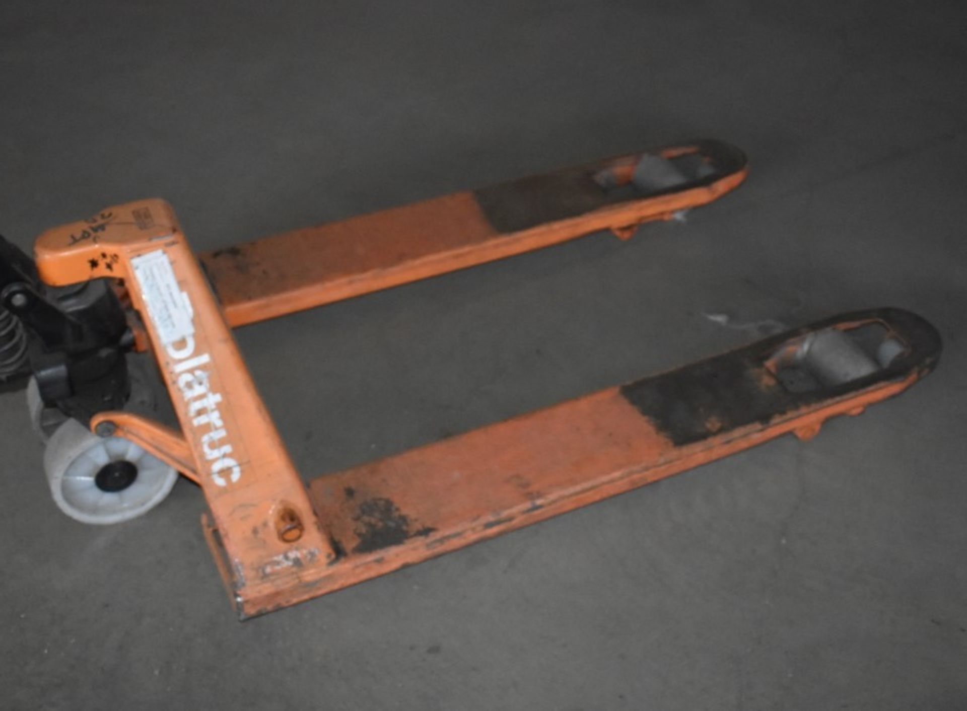 1 x Rolatruc Hand Pallet Pump Truck - 100cm Long Forks - Ref FE264 MZ - CL480 - Location: - Image 4 of 4