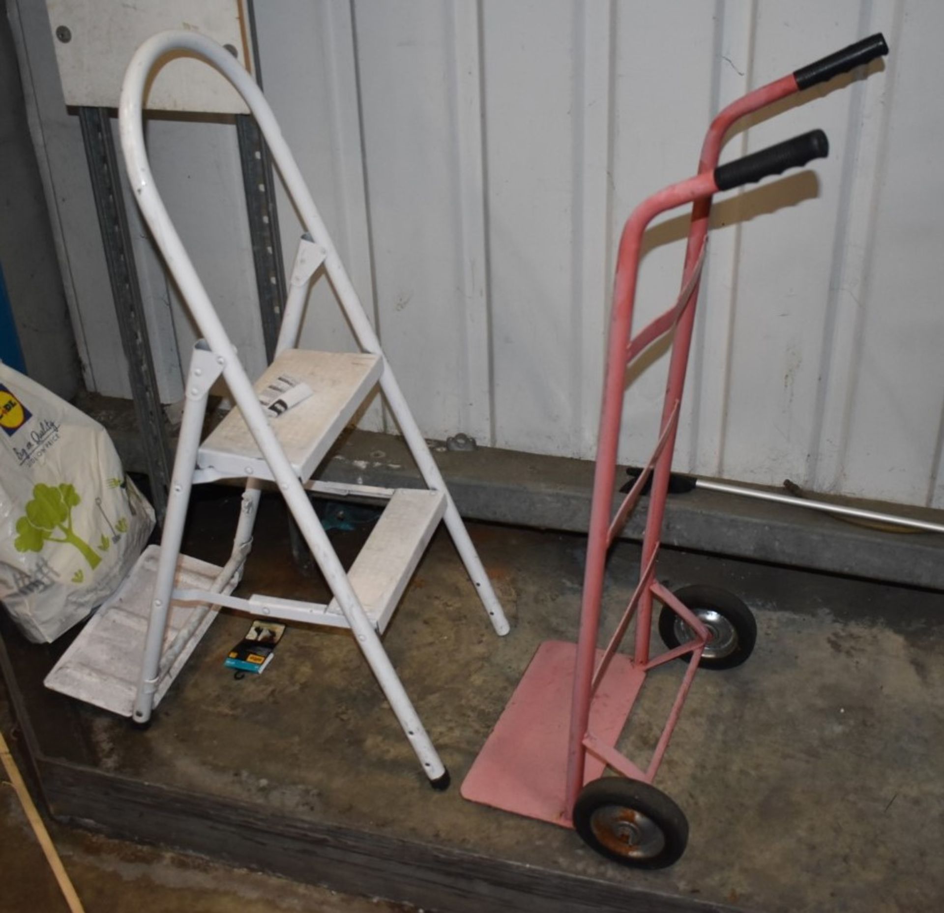 1 x Sack Truck and 1 x Step Ladder - CL480 - Location: Nottingham NG15 SHORT NOTICE SALE!This item