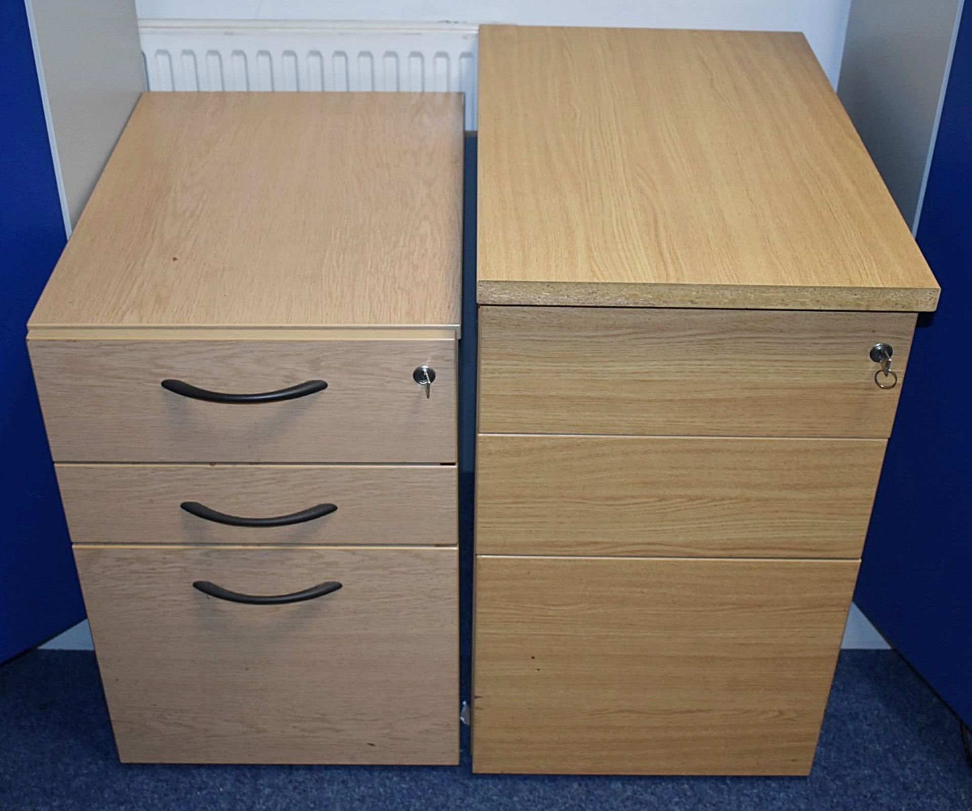 10 x Assorted Pieces of Office Furniture Including Tables and Drawer Pedestals - Ref FE218 ODS - - Image 3 of 9