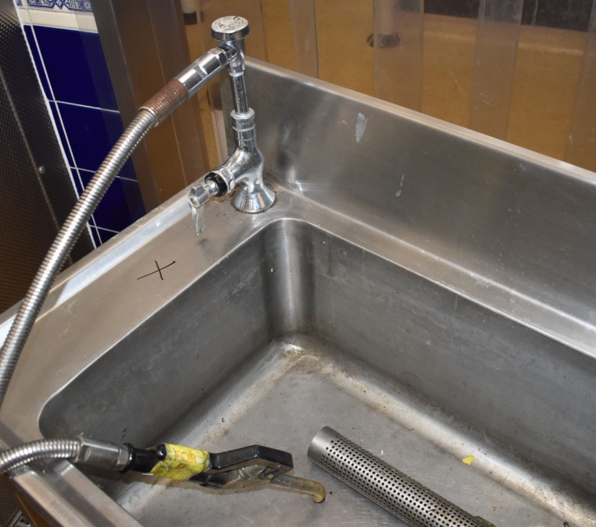 1 x Stainless Steel Sink Basin Wash Unit With Splashback and Hose Rinser Tap - H81 x W105 x D50 - Image 2 of 4