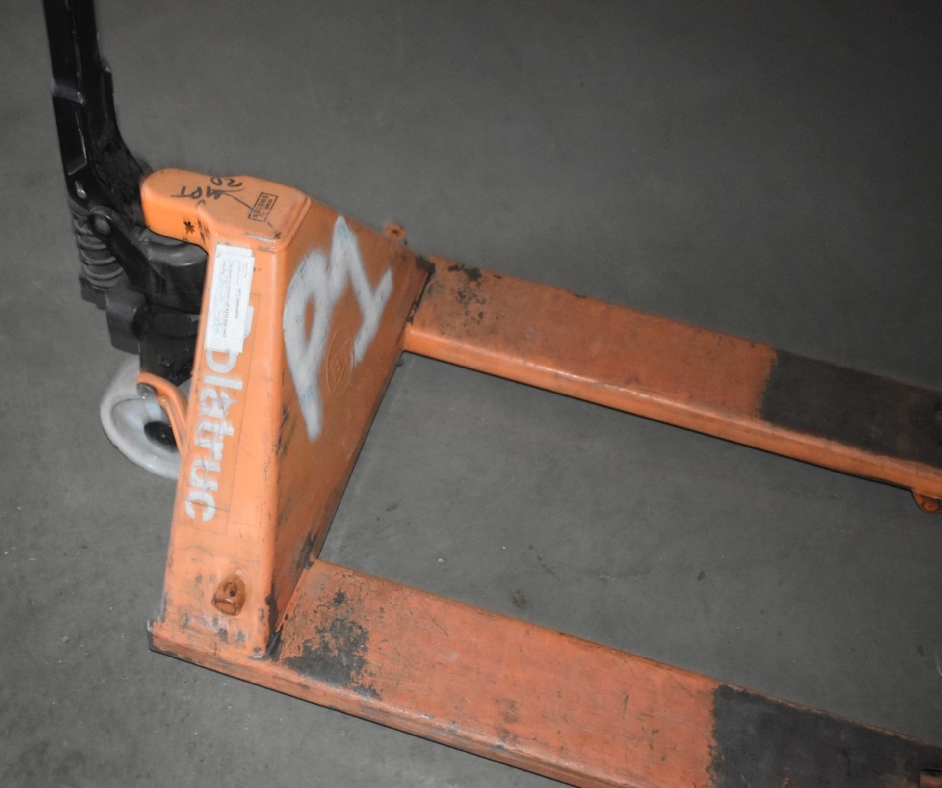 1 x Rolatruc Hand Pallet Pump Truck - 100cm Long Forks - Ref FE264 MZ - CL480 - Location: - Image 3 of 4