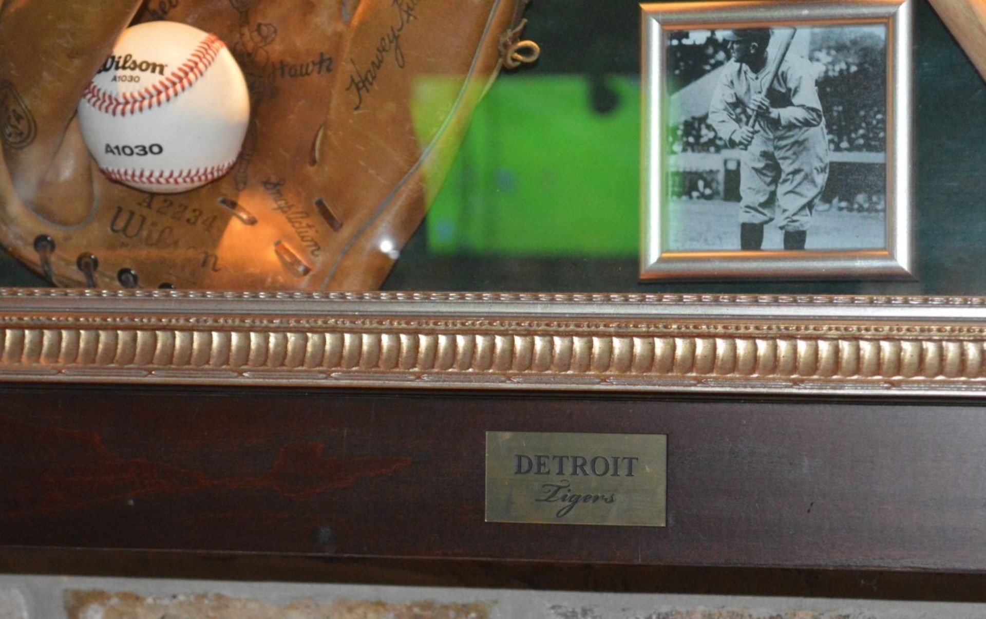 1 x Americana Wall Mounted Illuminated Display Case - DETROIT TIGERS BASEBALL - Includes Various - Image 2 of 5