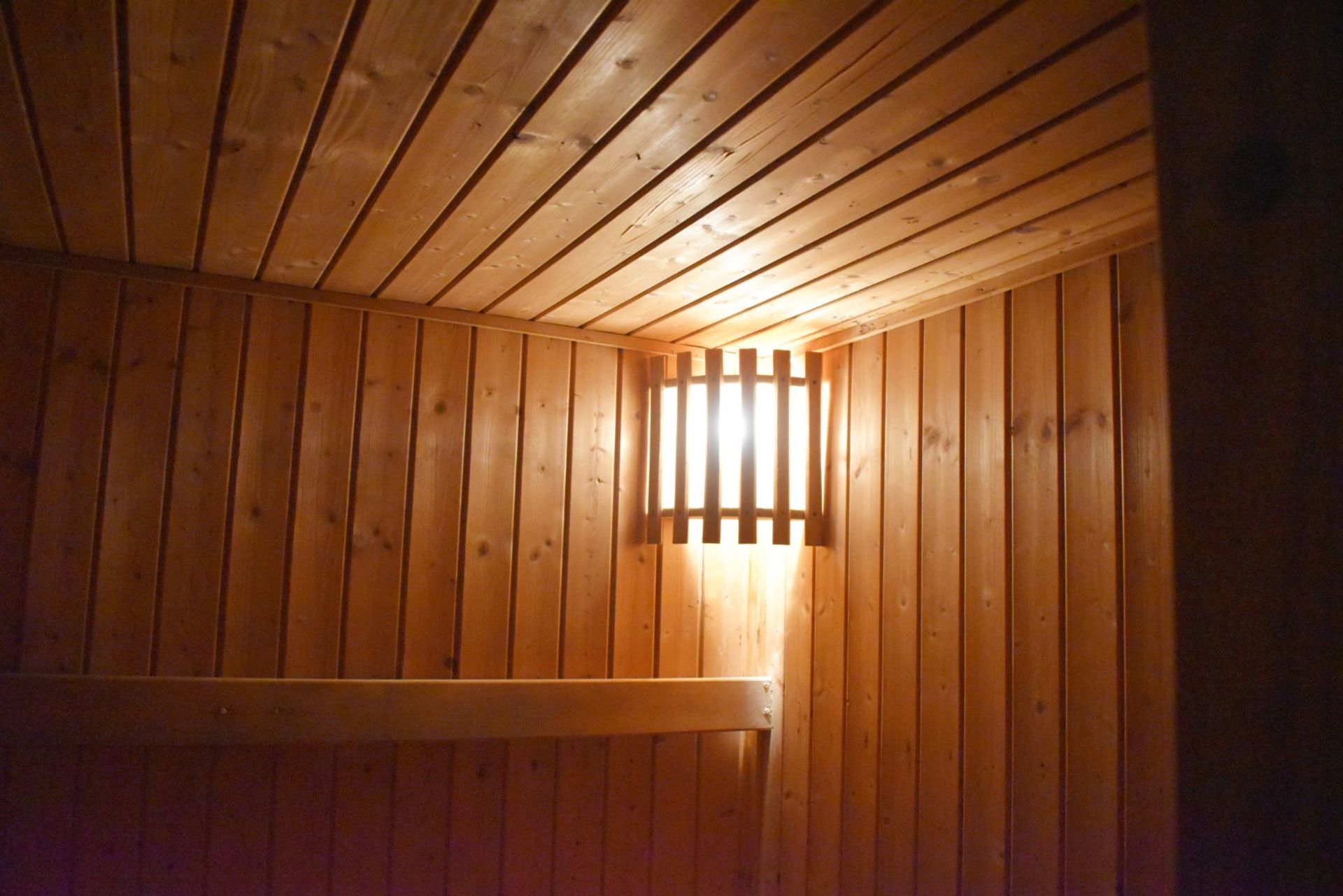 1 x Indoor Timber Sauna With Accessories and Glass Door - H200 x W130 x D230 cms - CL476 - Location: - Image 7 of 24